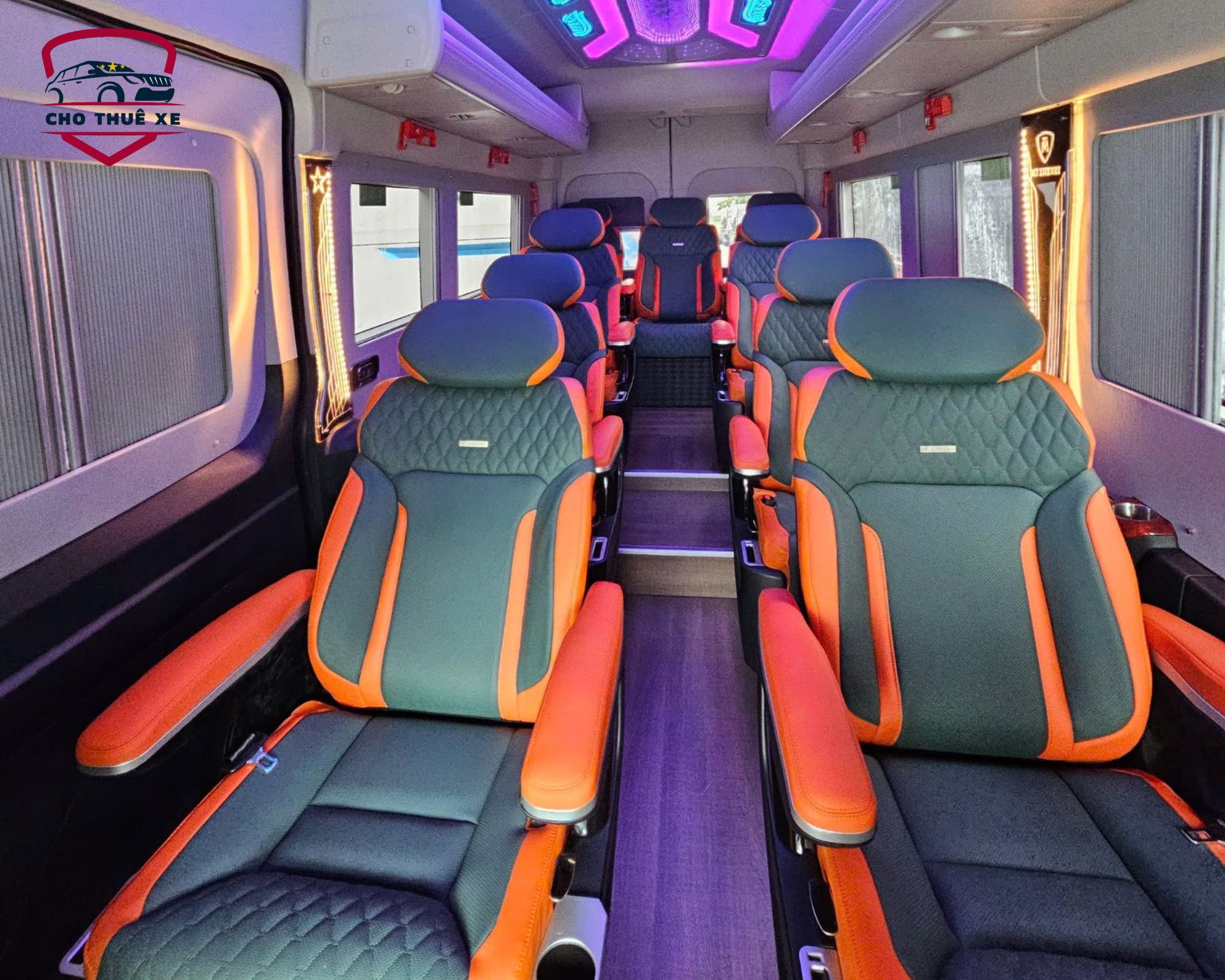 Ghế ngồi thoải mái và không gian rộng rãi bên trong xe limousine 9 chỗ, hoàn hảo cho chuyến đi thuê xe Hà Nội 4 ngày