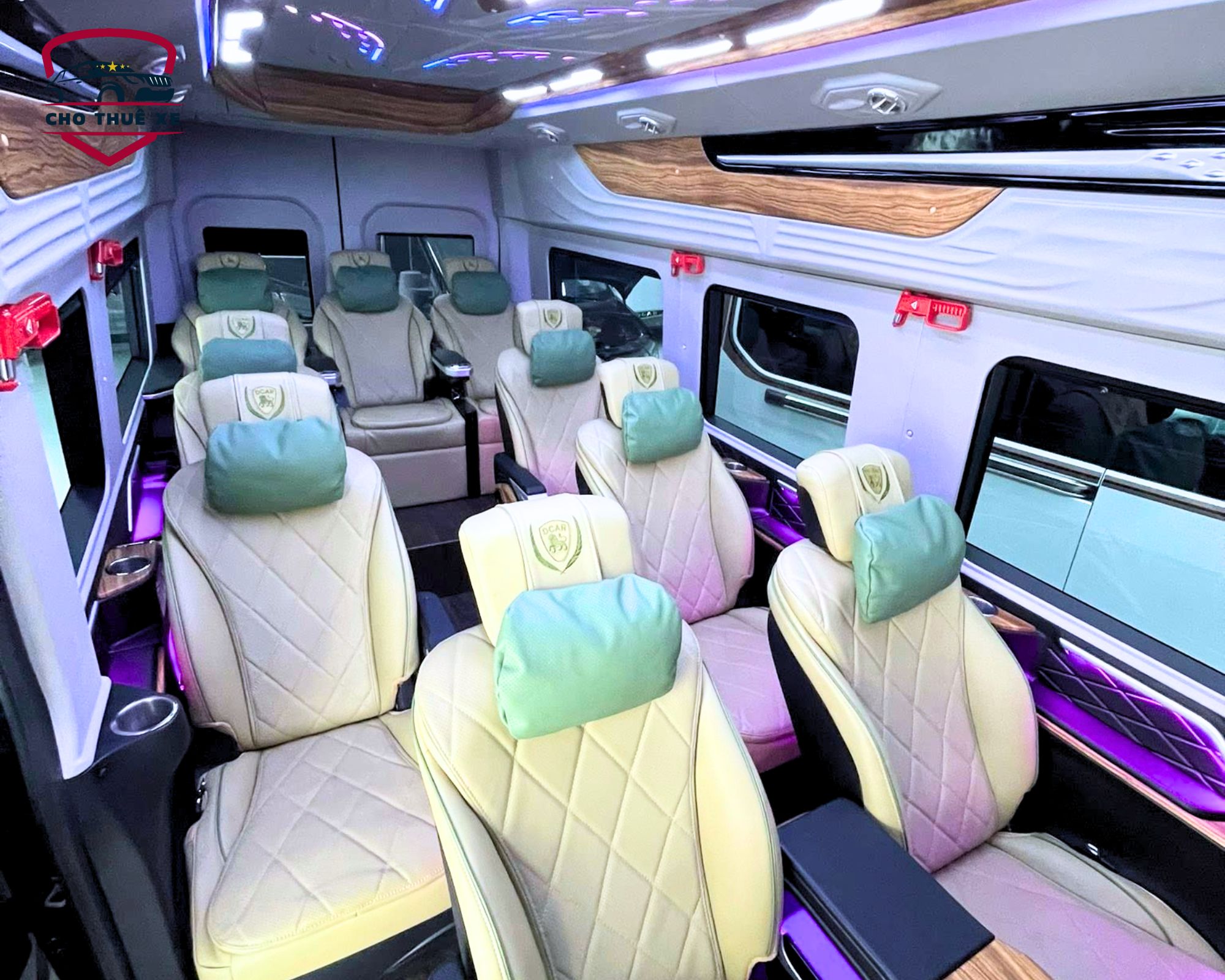 Hình ảnh khoang hành khách rộng rãi của một chiếc limousine với ghế ngồi VIP thoải mái