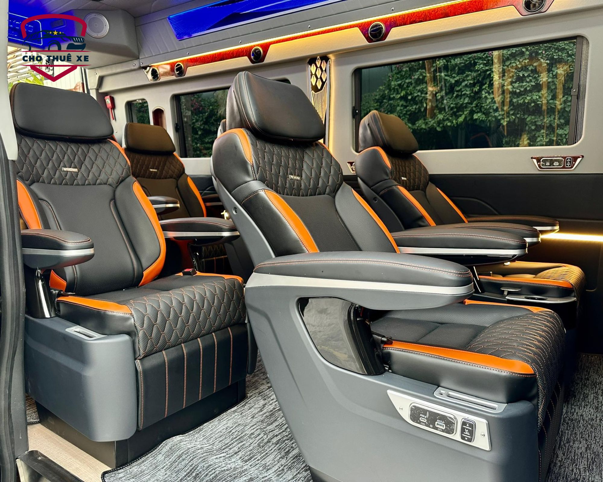 Khoang hành khách sang trọng của xe limousine 12 chỗ, đảm bảo sự thoải mái tối đa cho chuyến đi thuê xe Hà Nội 4 ngày