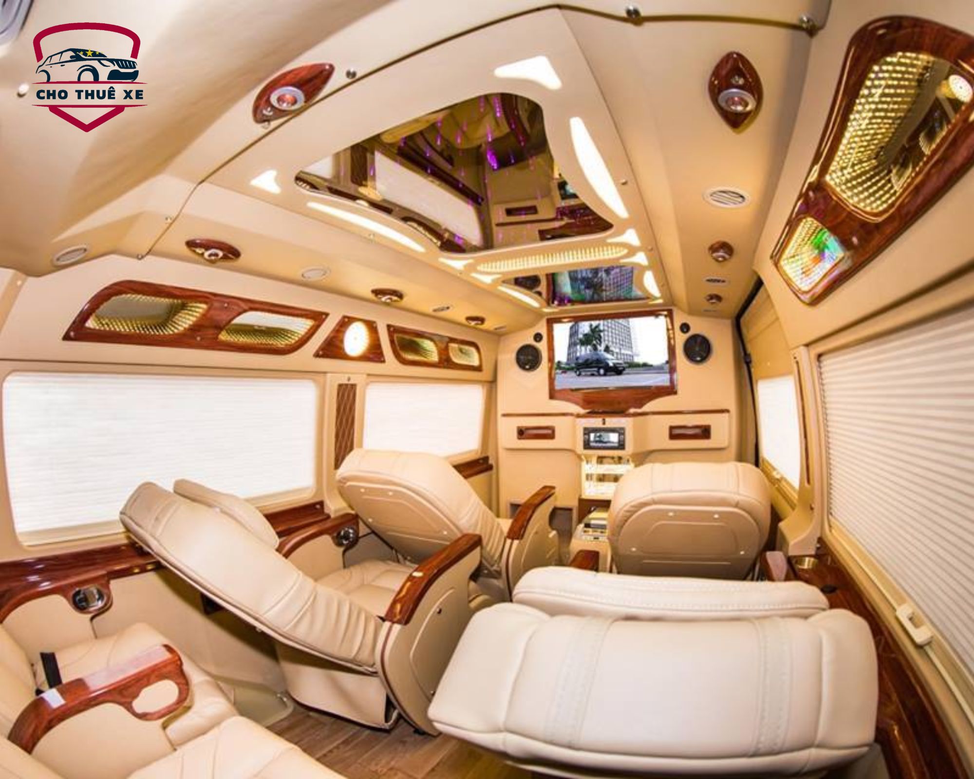Khoang nội thất xe limousine tiện nghi, lý tưởng cho nhu cầu thuê xe limousine 9 chỗ