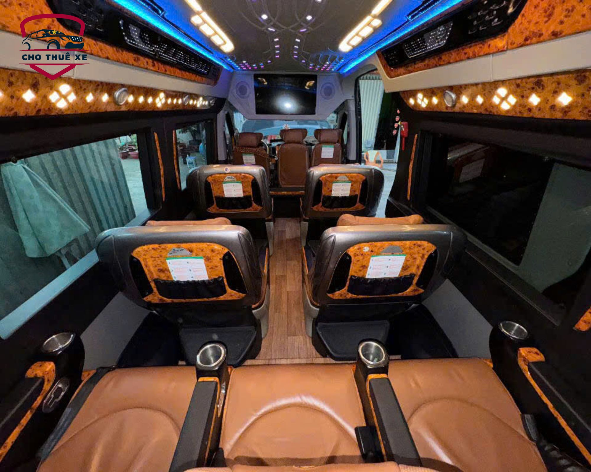 Khoang xe limousine 9 chỗ được thiết kế tinh xảo với hệ thống đèn LED trần màu xanh và vàng, cùng màn hình giải trí lớn ở phía trước, tạo không gian thư giãn