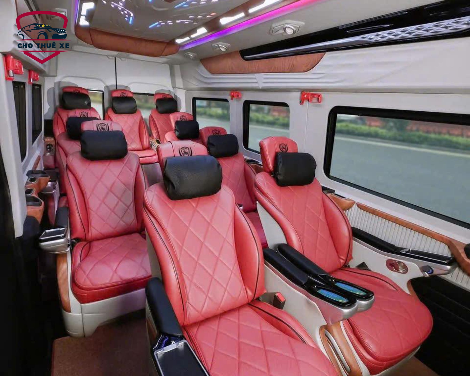 Không gian nội thất VIP của xe limousine 12 chỗ với đèn trần hiện đại, mang lại sự tiện nghi tối đa khi thuê xe Hà Nội 4 ngày