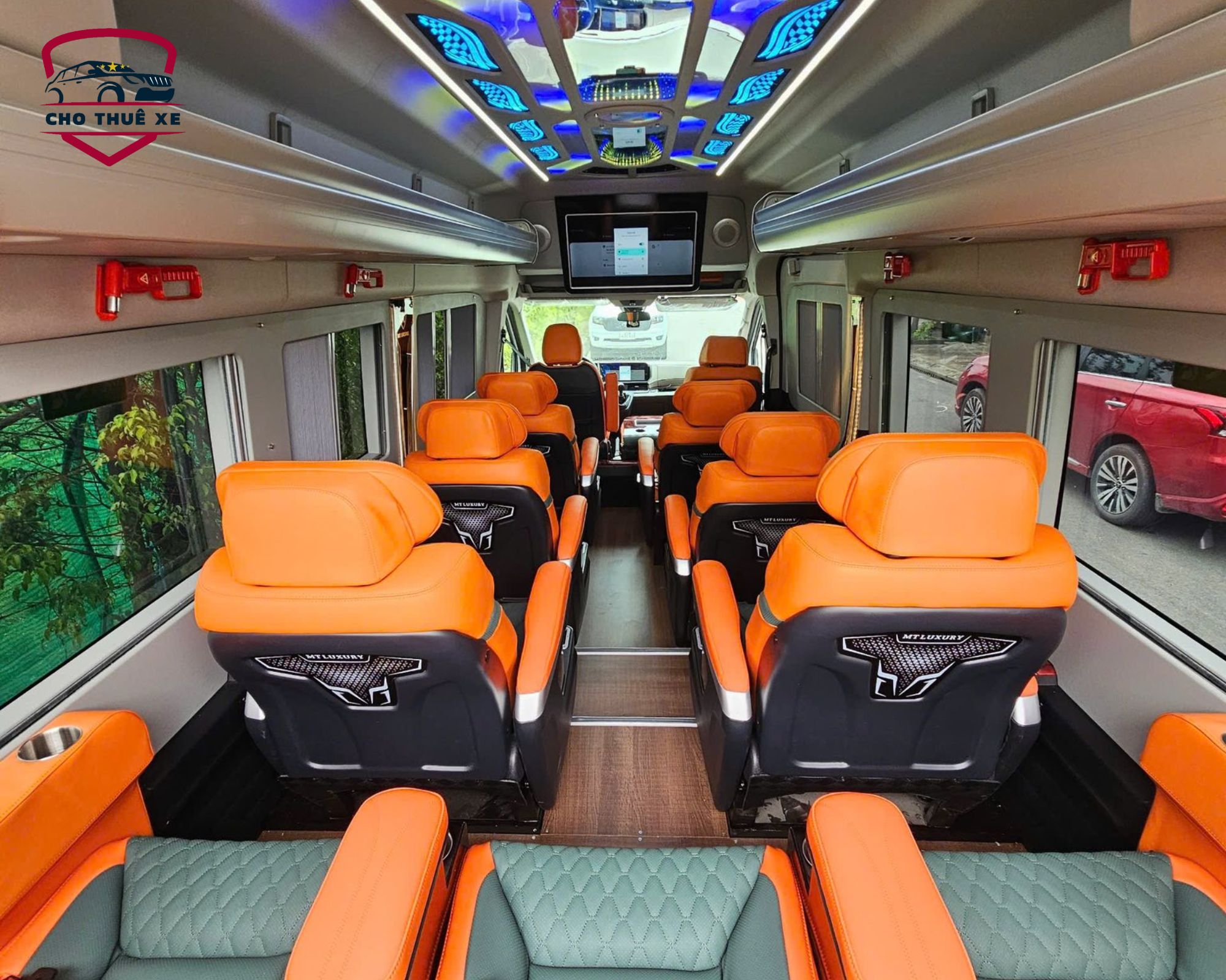 Nội thất sang trọng của xe limousine 9 chỗ với ghế bọc da VIP màu cam, đèn trần LED, sẵn sàng cho dịch vụ thuê xe limousine Hà Nội 4 ngày