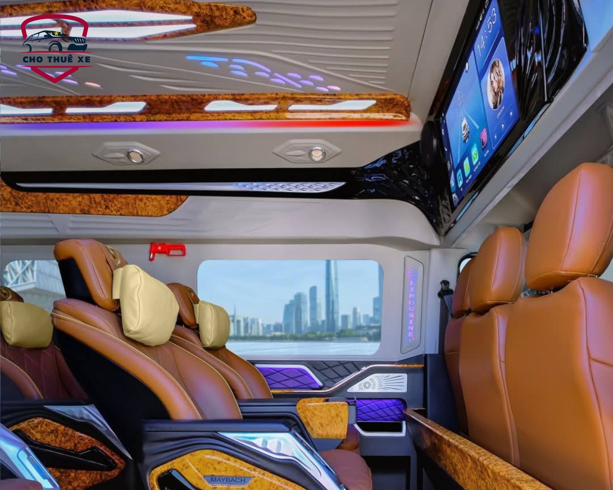 Nội thất xe limousine sang trọng với ghế da cao cấp, màn hình giải trí và đèn trần tinh xảo