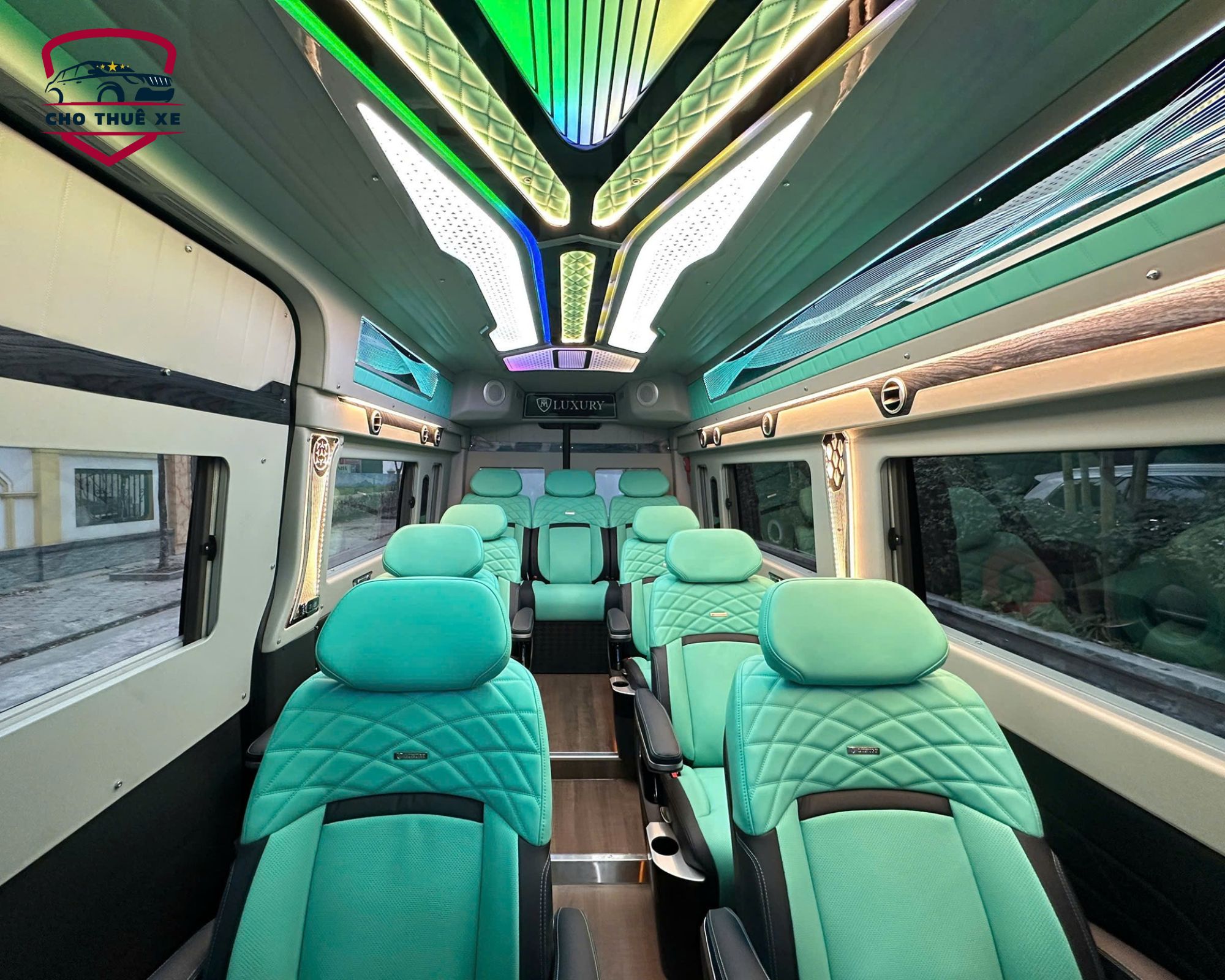 Nội thất xe limousine với ghế bọc da màu xanh ngọc sang trọng và hệ thống đèn trần hiện đại