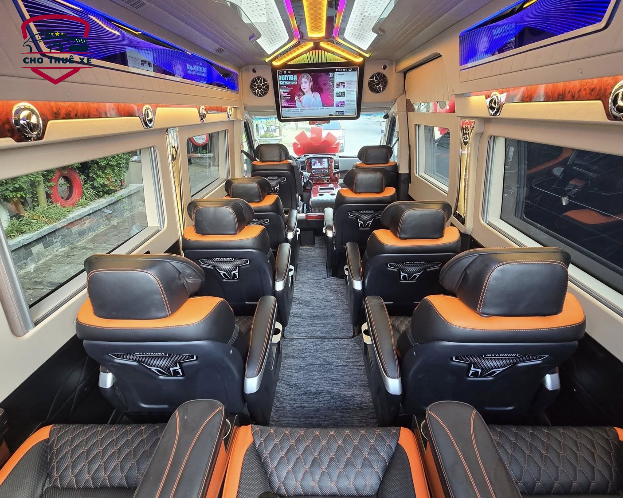 Thư giãn tối đa với ghế massage và không gian giải trí đỉnh cao trên Limousine 12 chỗ thuê riêng tuyến Hà Nội - Ninh Bình