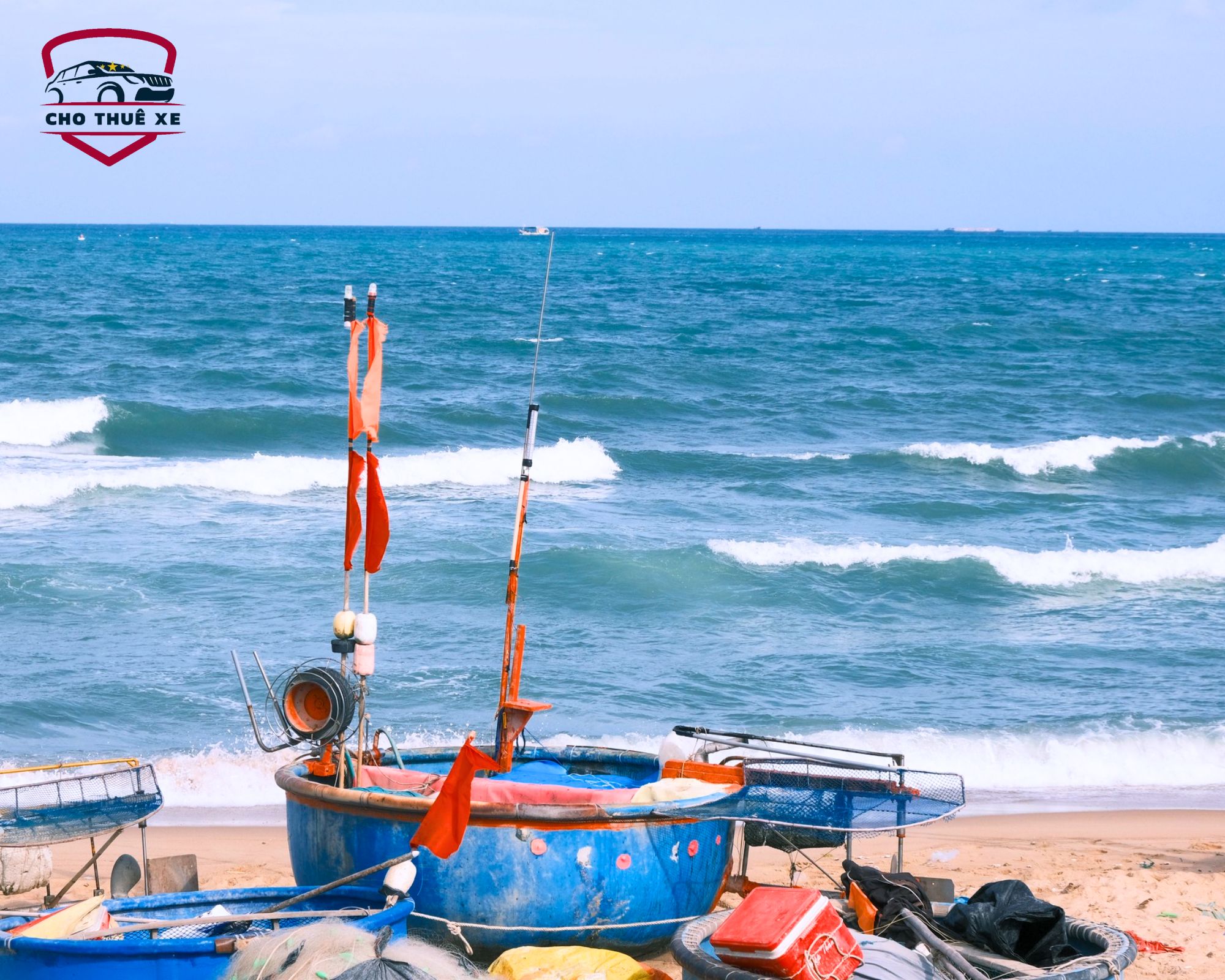 Thuyền thúng và sóng biển trên bờ biển Long Hải yên bình