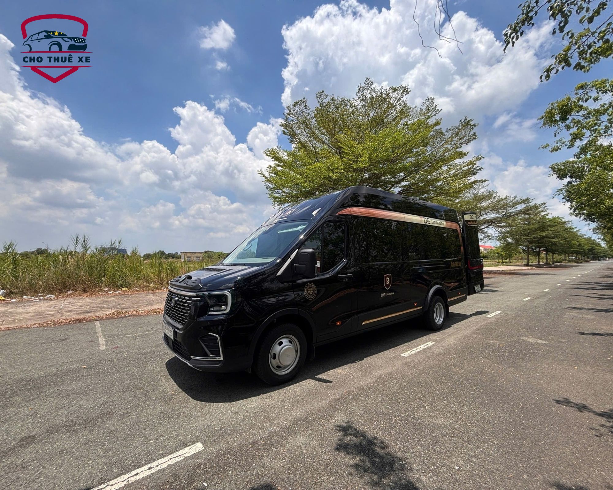 Trải nghiệm đẳng cấp với Limousine 9 chỗ khi thuê xe limousine Hà Nội Ninh Bình