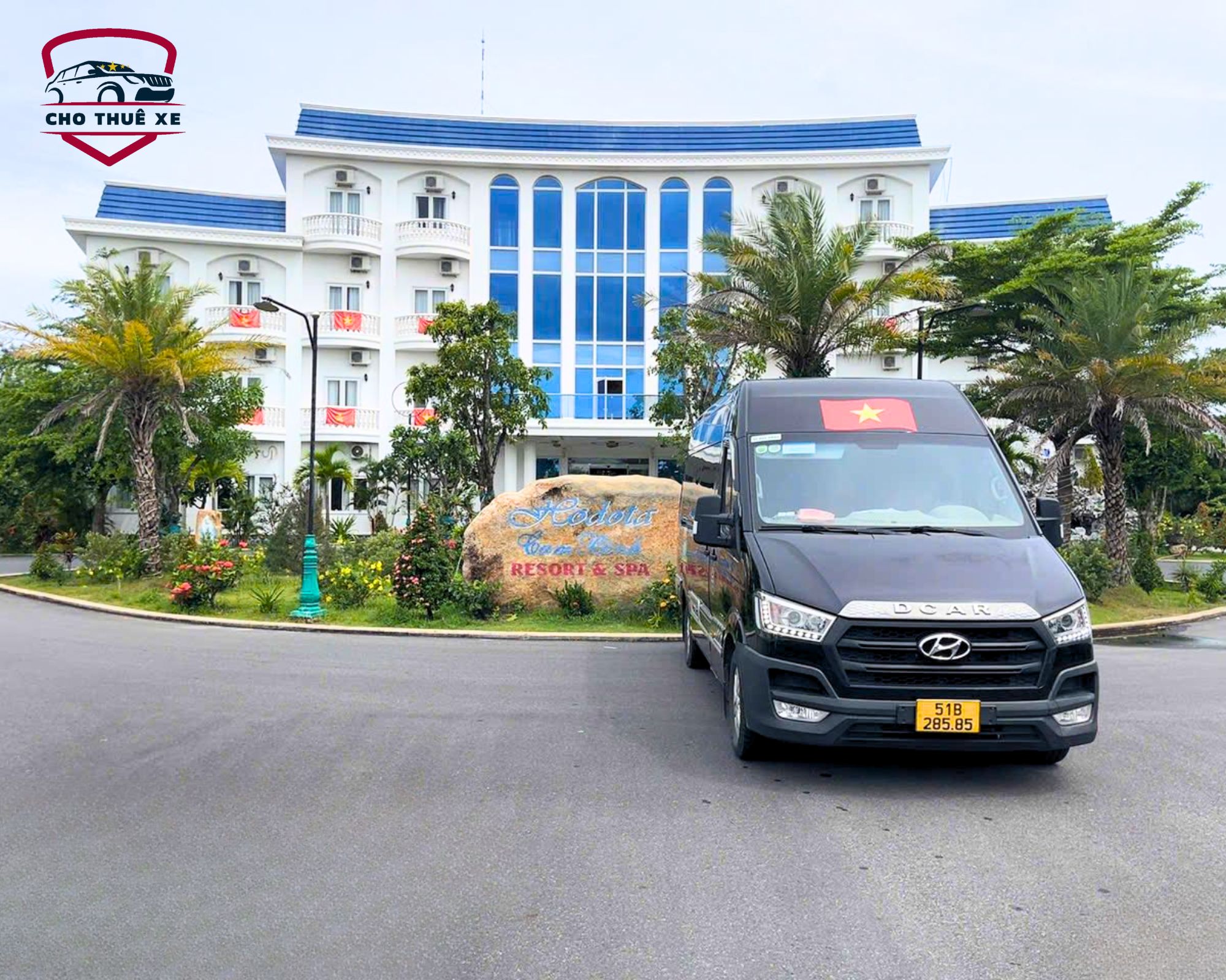Xe limousine 12 chỗ cao cấp là phương tiện đưa đón khách tại khu nghỉ dưỡng sang trọng