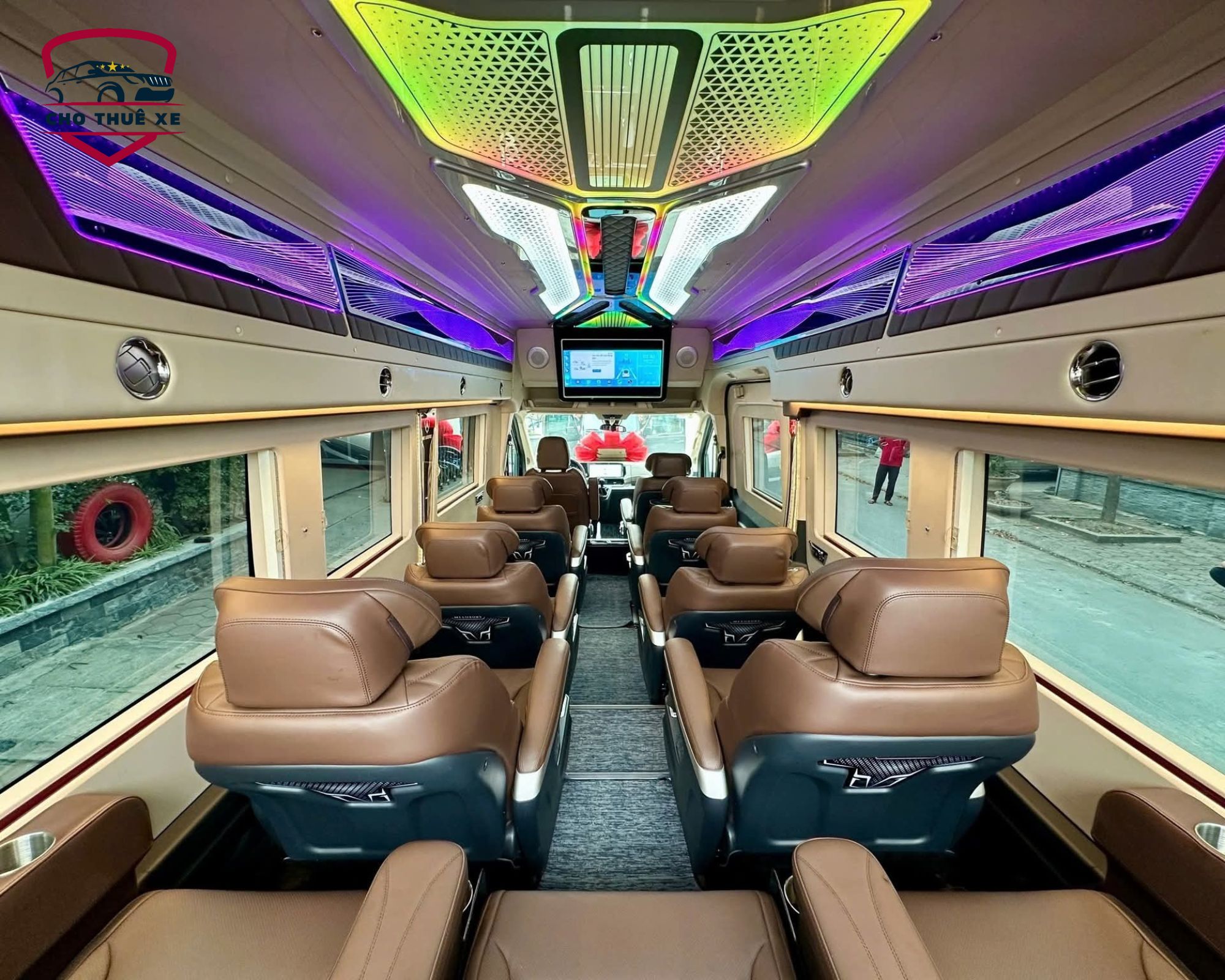 Bên trong xe limousine 9 chỗ cho thuê, thể hiện không gian thoải mái, hệ thống đèn chiếu sáng hiện đại và cửa sổ lớn nhìn ra ngoài