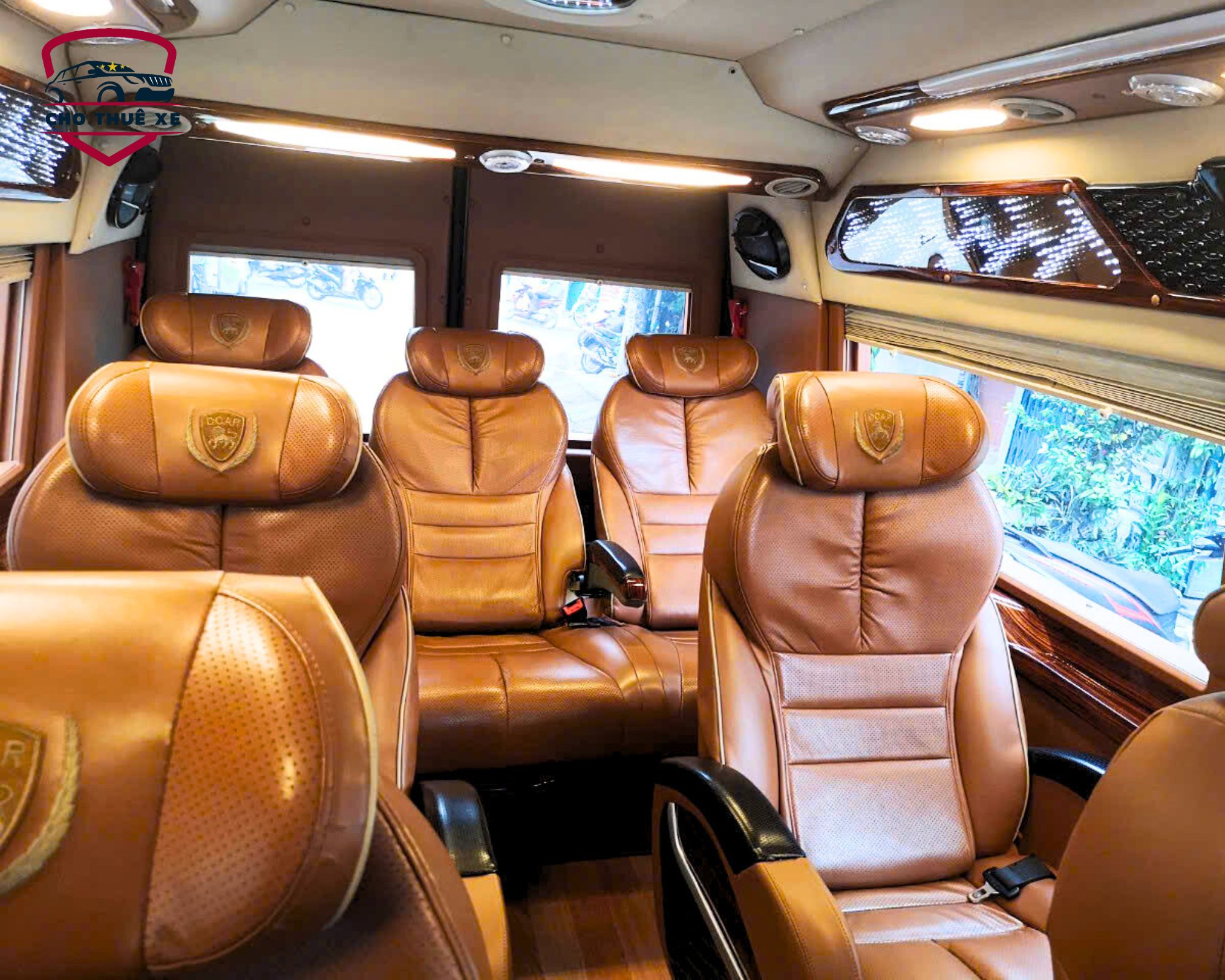 Bước vào không gian đẳng cấp và tận hưởng sự thoải mái tuyệt đối trên chiếc limousine 9 chỗ này