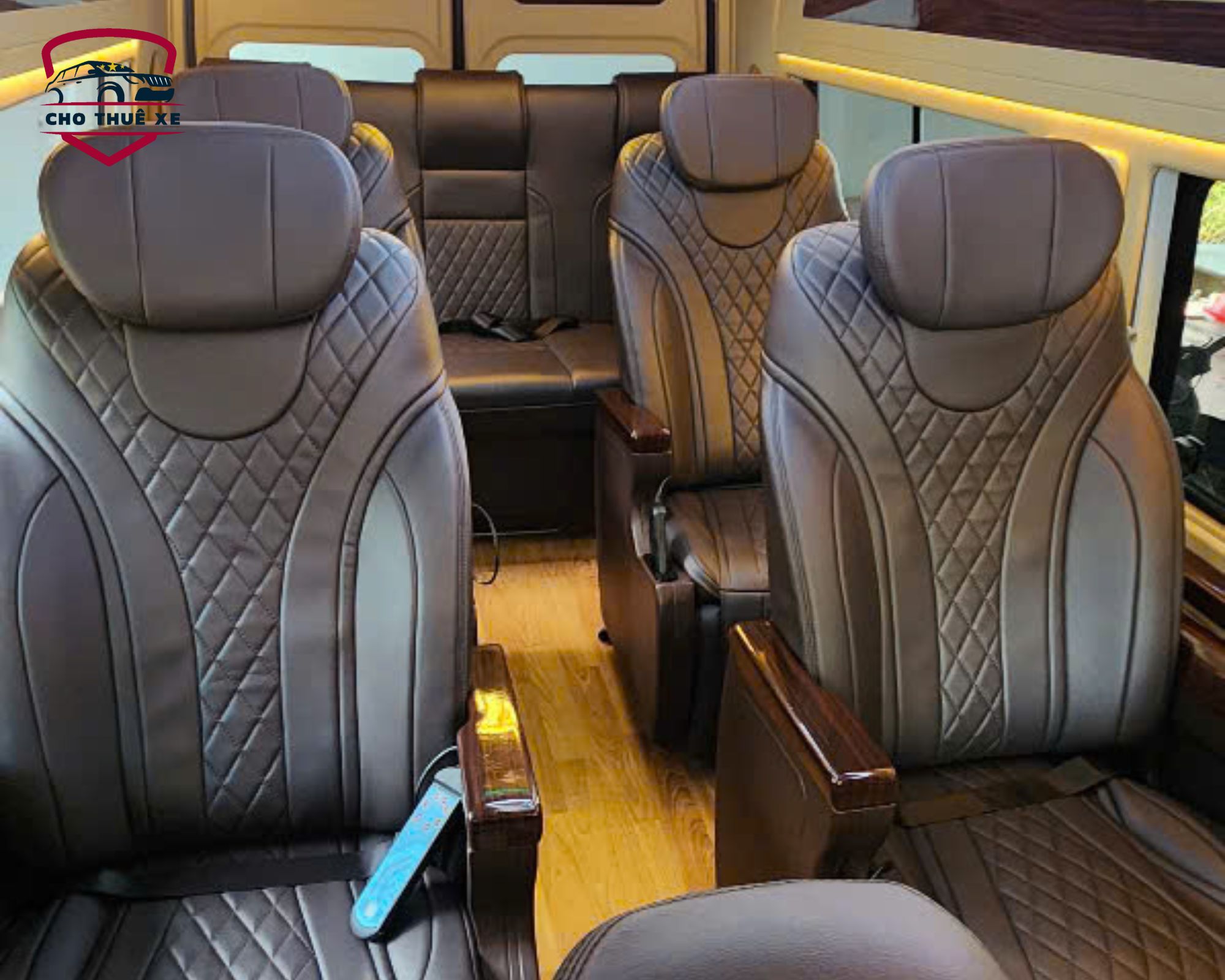 Bước vào không gian nội thất sang trọng và êm ái của chiếc limousine 12 chỗ, nơi mọi hành trình đều trở nên thư giãn