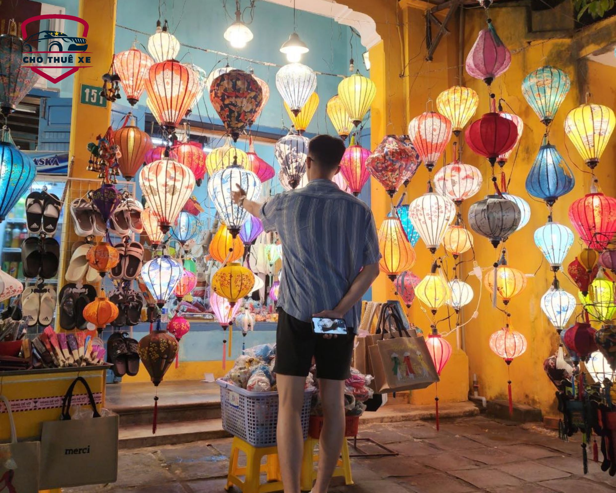 Chiêm ngưỡng vẻ đẹp tinh xảo của những chiếc lồng đèn thủ công tại xưởng ở Hội An