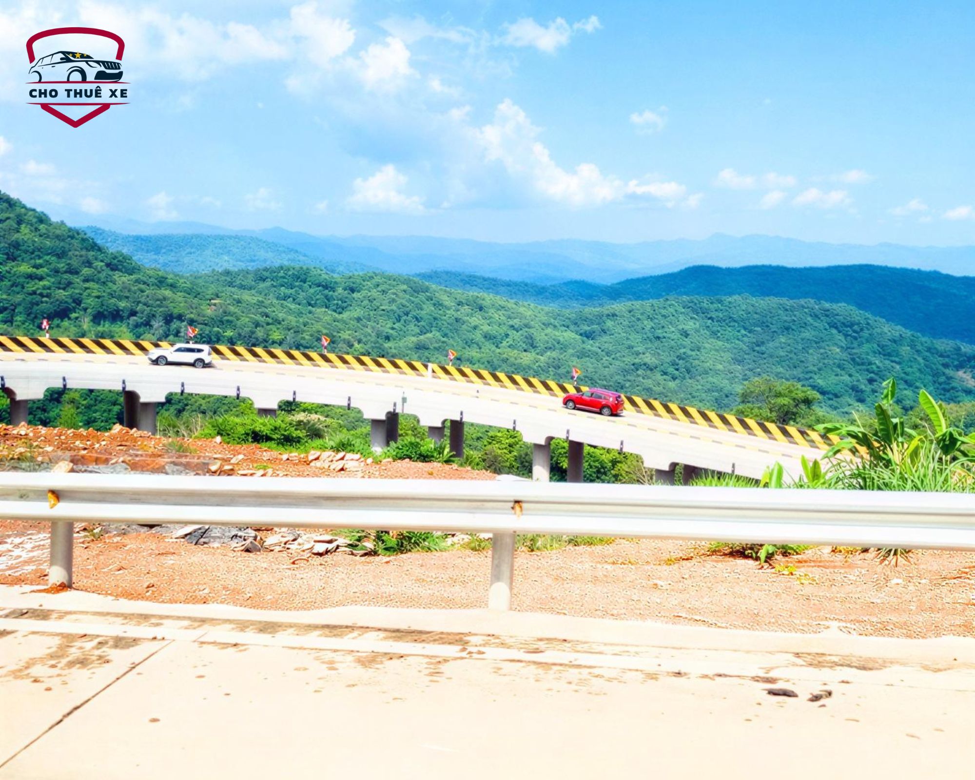 Cung đường đèo Đại Ninh uốn lượn giữa đồi núi xanh ngát với những chiếc xe lướt nhẹ dưới bầu trời quang đãng