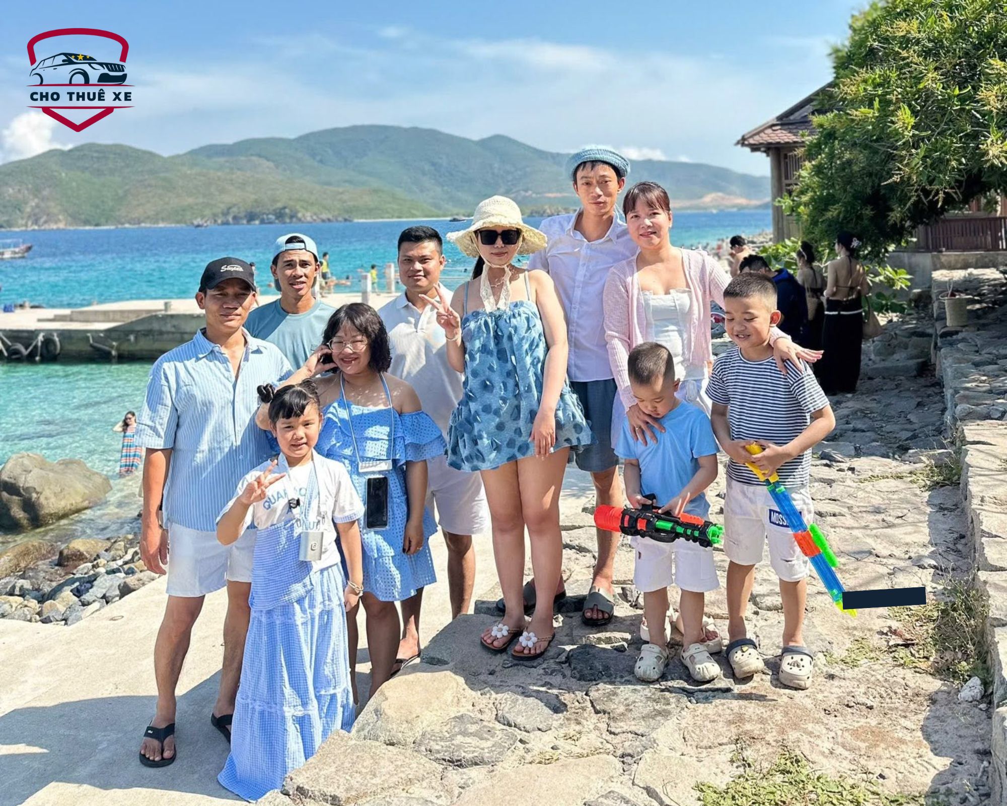 Đại gia đình tham quan biển Nha Trang bằng dịch vụ thuê xe ô tô Nha Trang