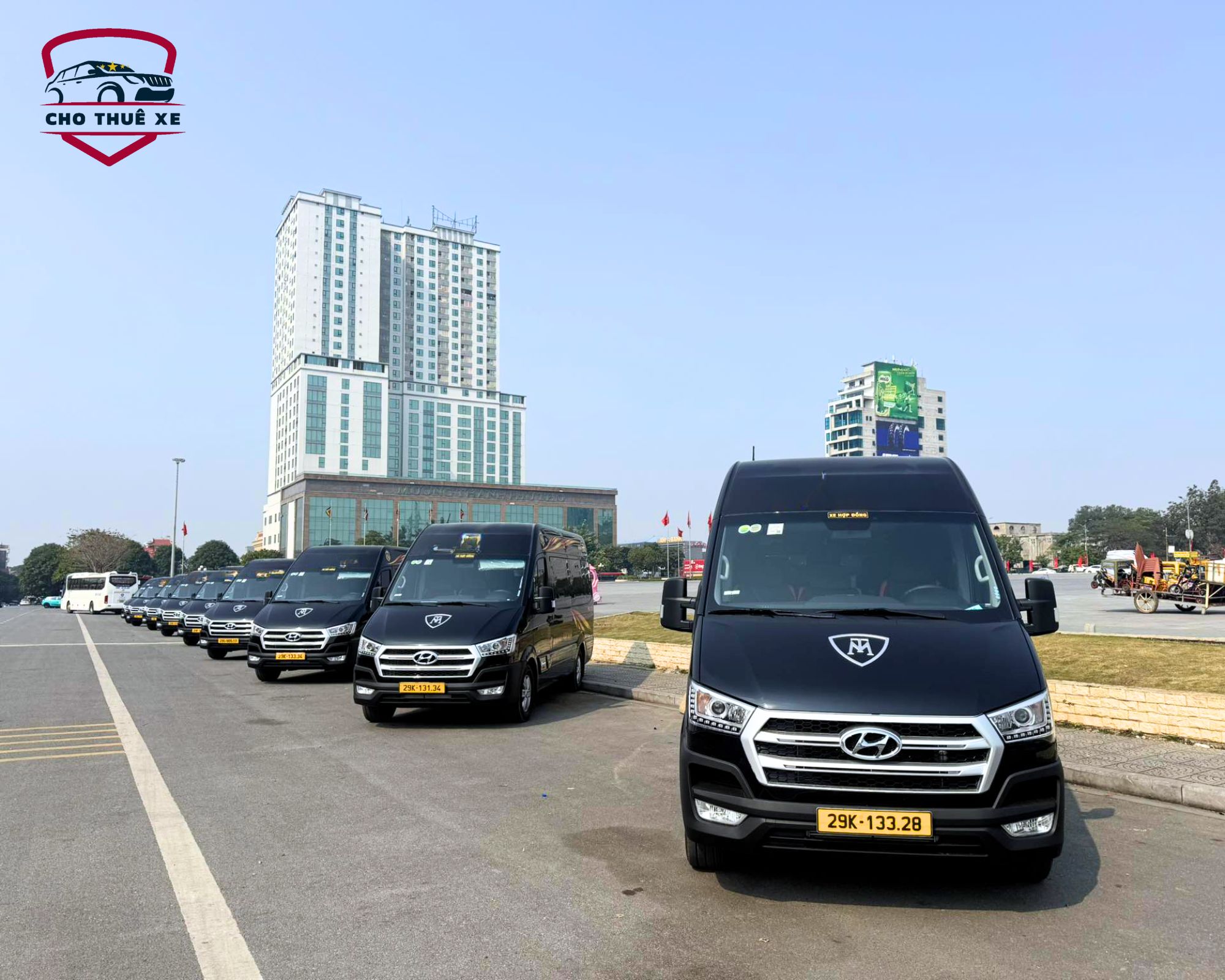 Dàn xe Hyundai Solati limousine màu đen đậu hàng loạt, sẵn sàng cho thuê xe limoiusine Hà Nội đi Hạ Long