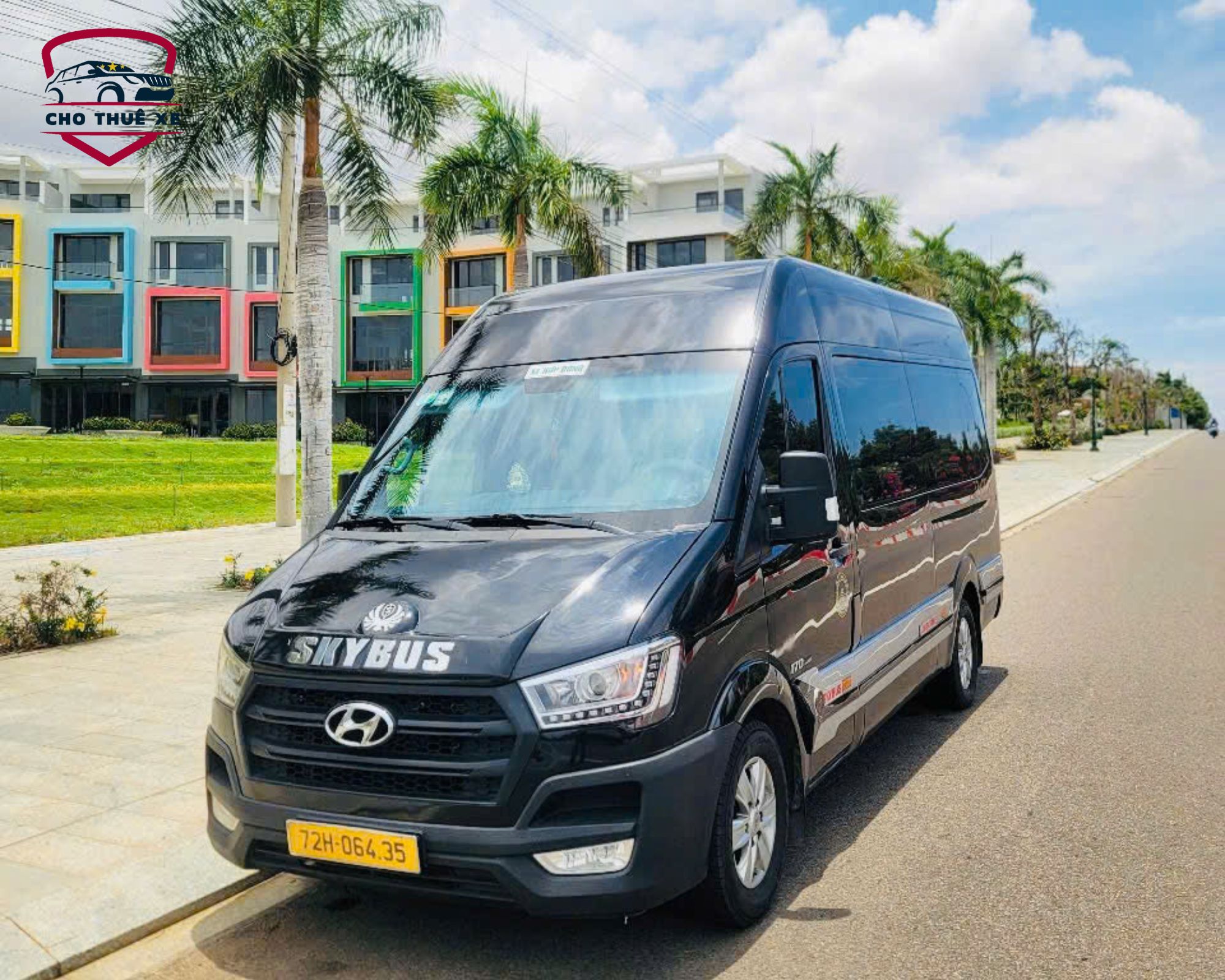Dáng vẻ bề ngoài cho thấy sự tiện nghi và đẳng cấp bên trong chiếc limousine 12 chỗ