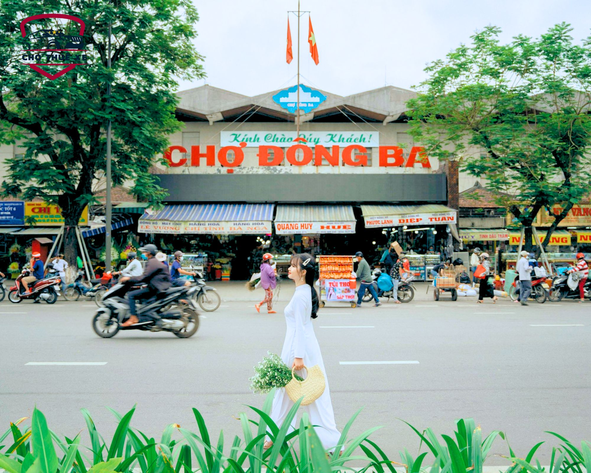 Đến chợ Đông Ba không chỉ để mua sắm mà còn để trải nghiệm không khí sôi động và thưởng thức ẩm thực địa phương