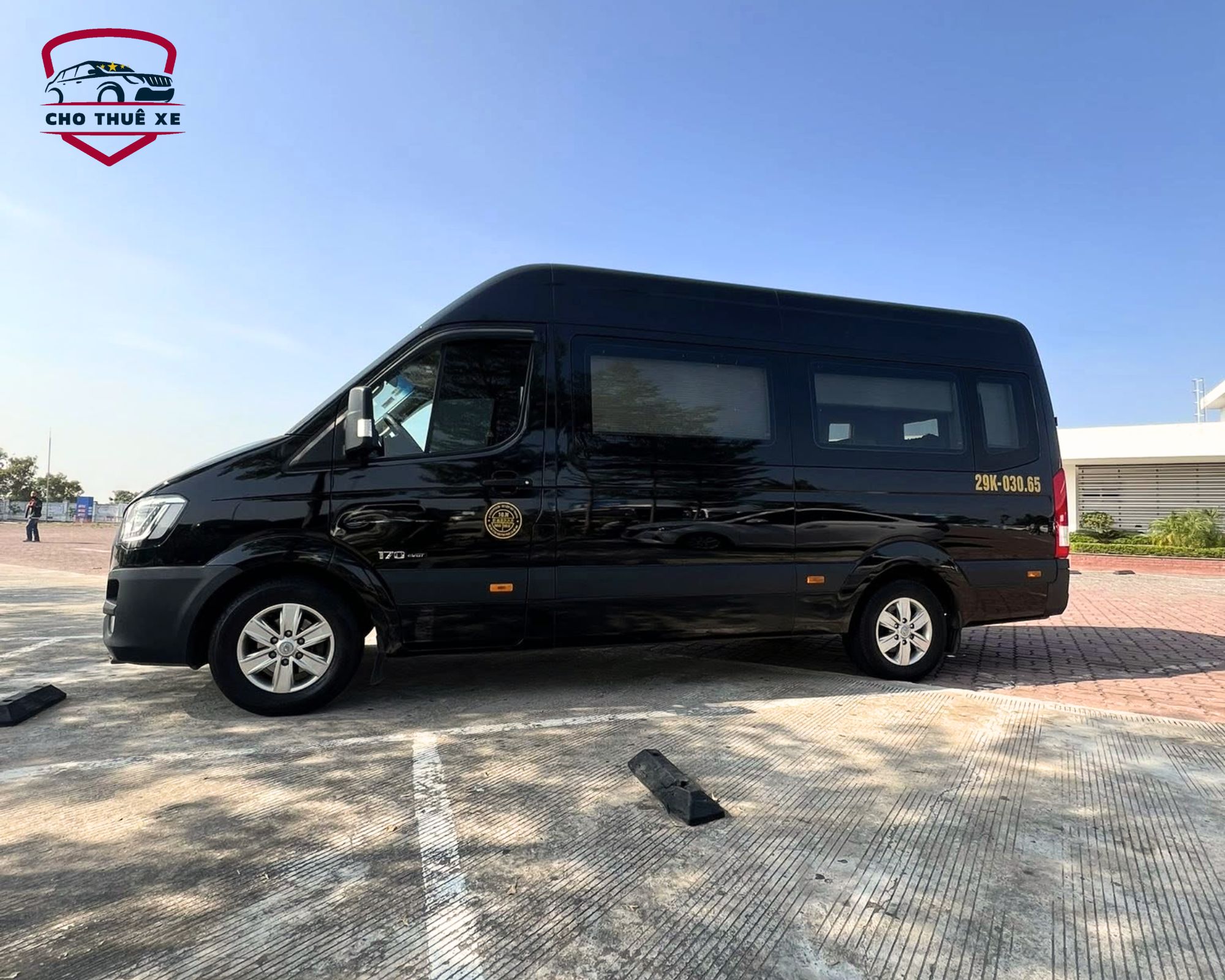 Dịch vụ cho thuê xe limousine 12 chỗ cao cấp, với xe màu đen bóng và thiết kế hiện đại, sẵn sàng cho chuyến đi Hạ Long