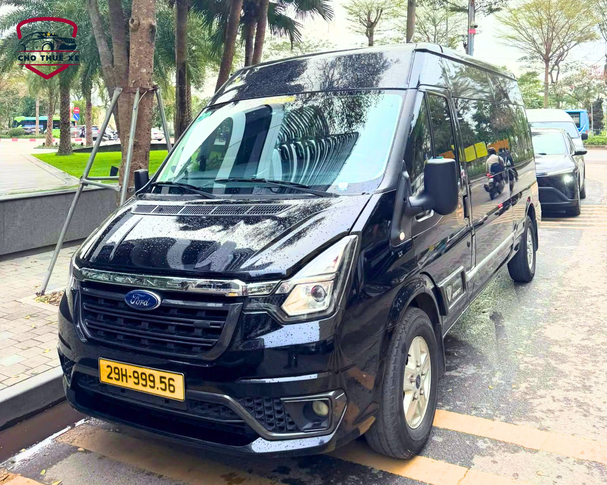Dòng xe Ford Transit limousine 9 chỗ đời mới cho thuê xe đi Sapa
