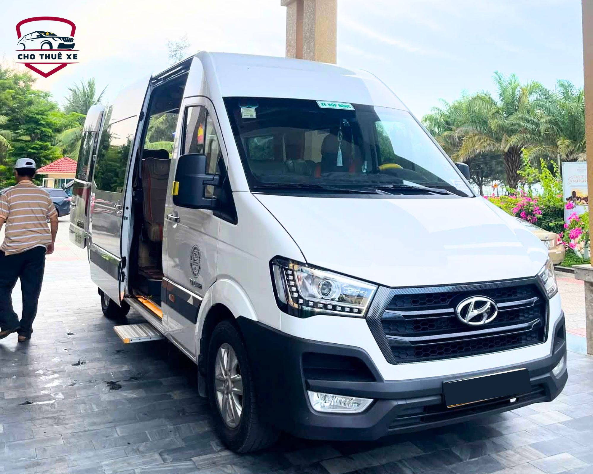 Dòng xe Hyundai trắng rộng rãi, thoải mái cho nhóm đông người