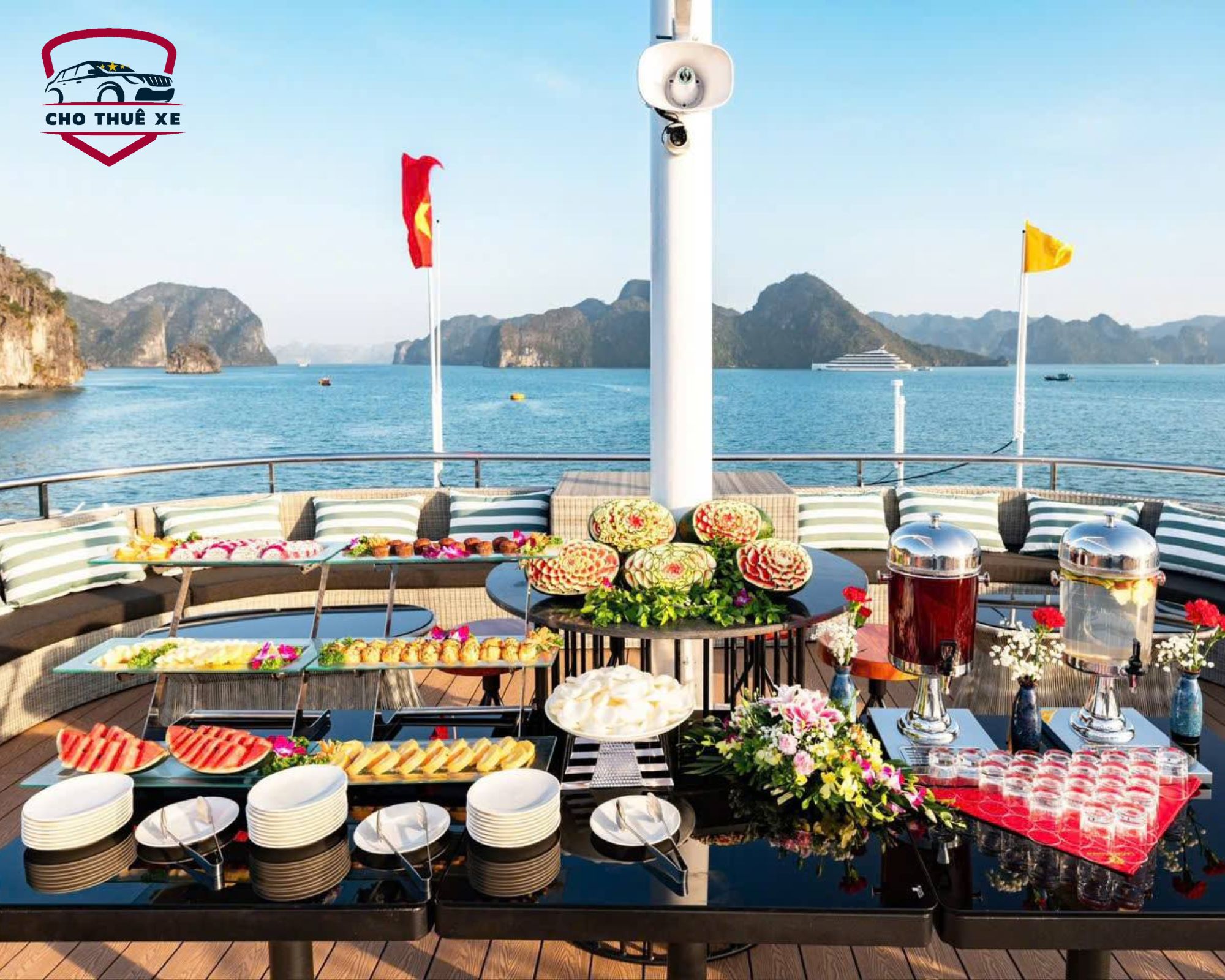 Du thuyền Hạ Long với quầy buffet đa dạng các món ăn và đồ uống, phục vụ du khách giữa cảnh biển thơ mộng