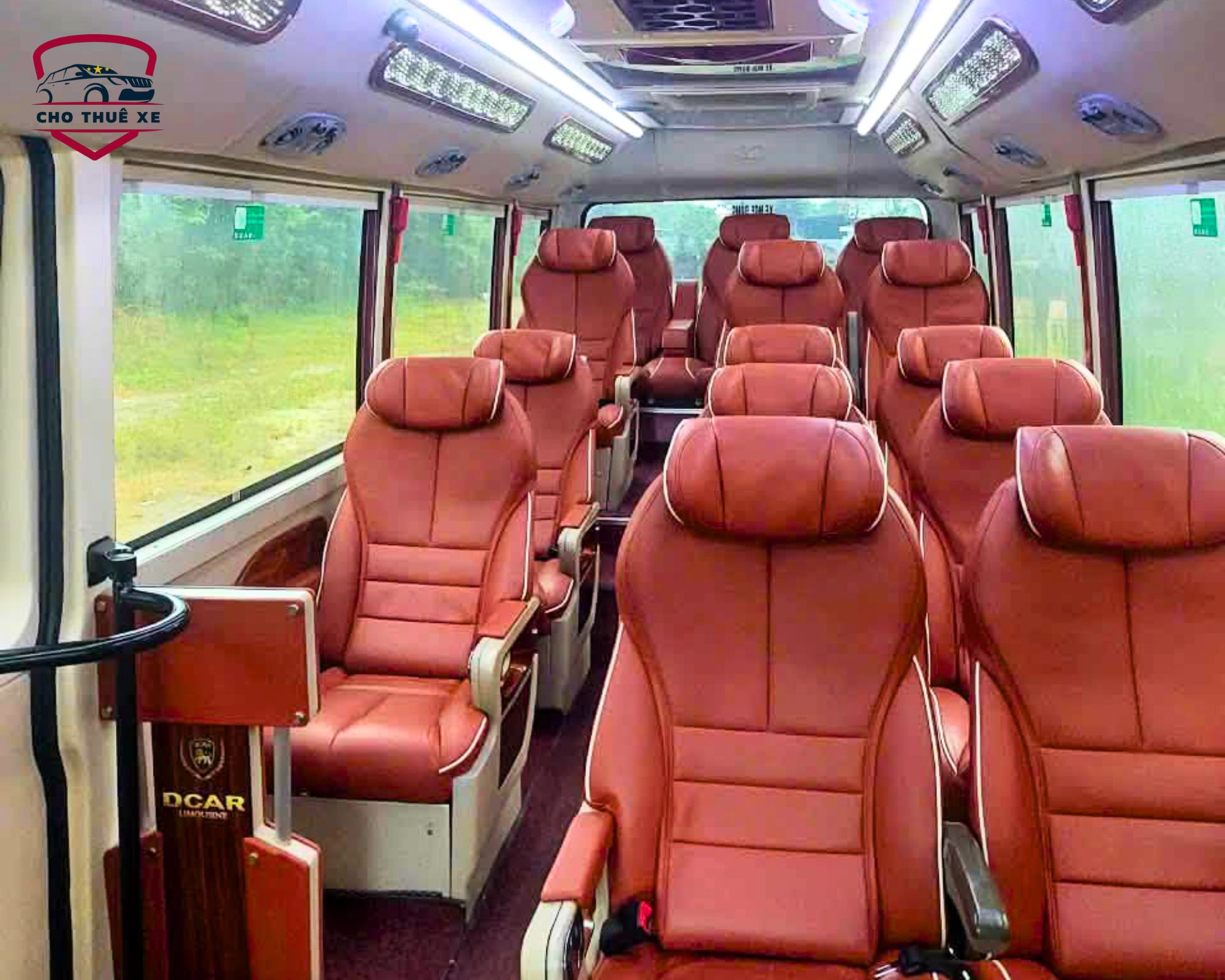 Ghế ngồi da đỏ chỉnh ngả trên xe limousine 19 chỗ đưa đón Sapa