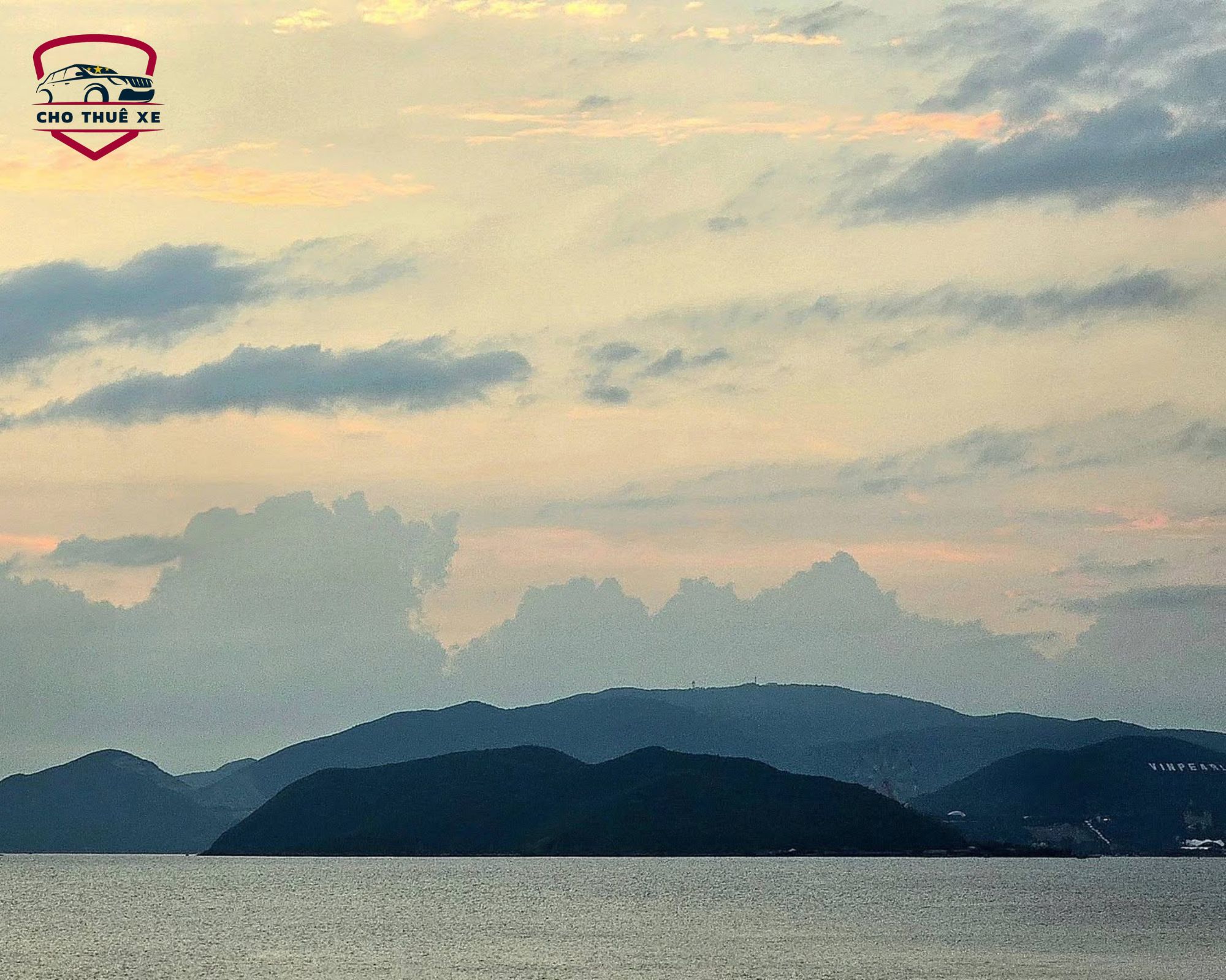 Hoàng hôn thơ mộng tại bãi biển Nha Trang