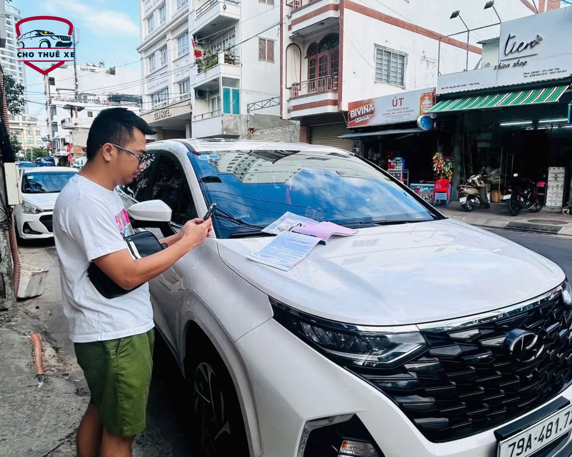 Khách nhận xe tại khách sạn và đang làm thủ tục thuê xe