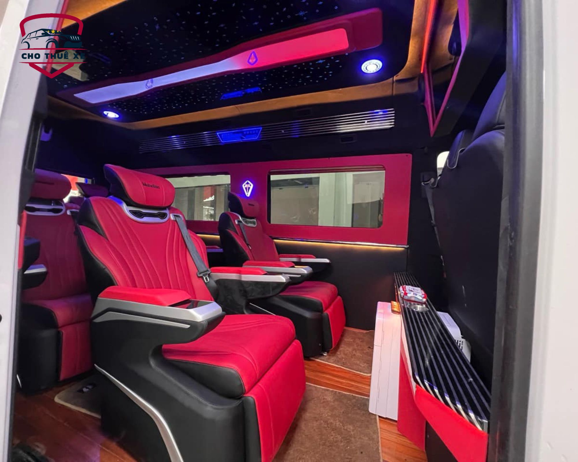 Khám phá sự sang trọng và tiện nghi của nội thất xe limousine 12 chỗ