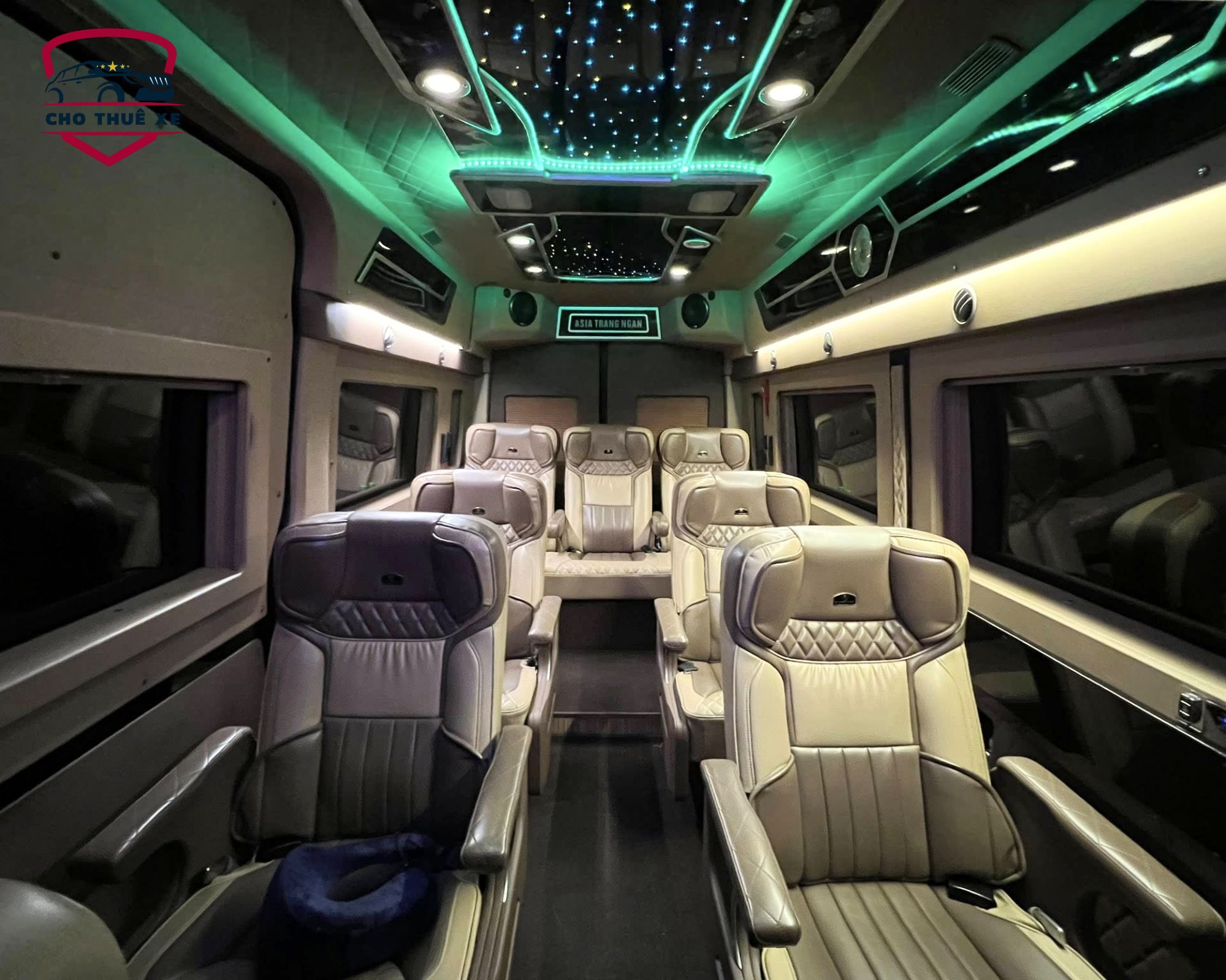 Khoang hành khách của xe limousine VIP được thiết kế tiện nghi, có lối đi rộng và ghế ngồi thoải mái, lý tưởng cho chuyến đi Hà Nội - Hạ Long