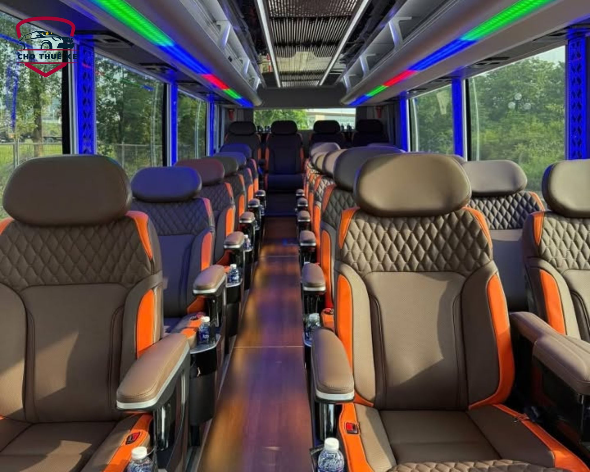 Khoang khách xe limousine 19 chỗ trang bị ghế da chỉnh ngả và đèn led màu