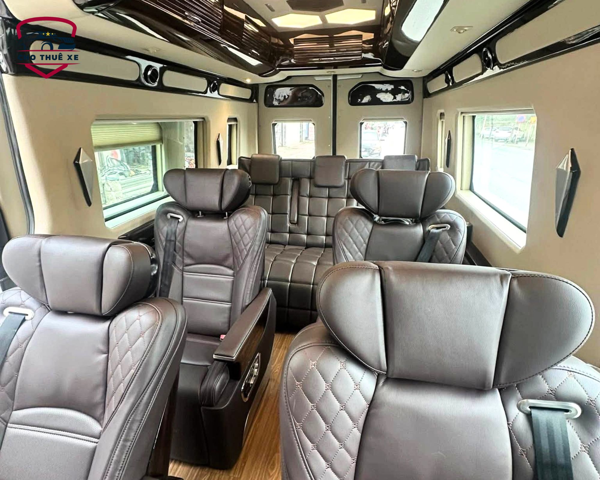 Không gian nội thất sang trọng trong xe limousine 9 chỗ đời mới