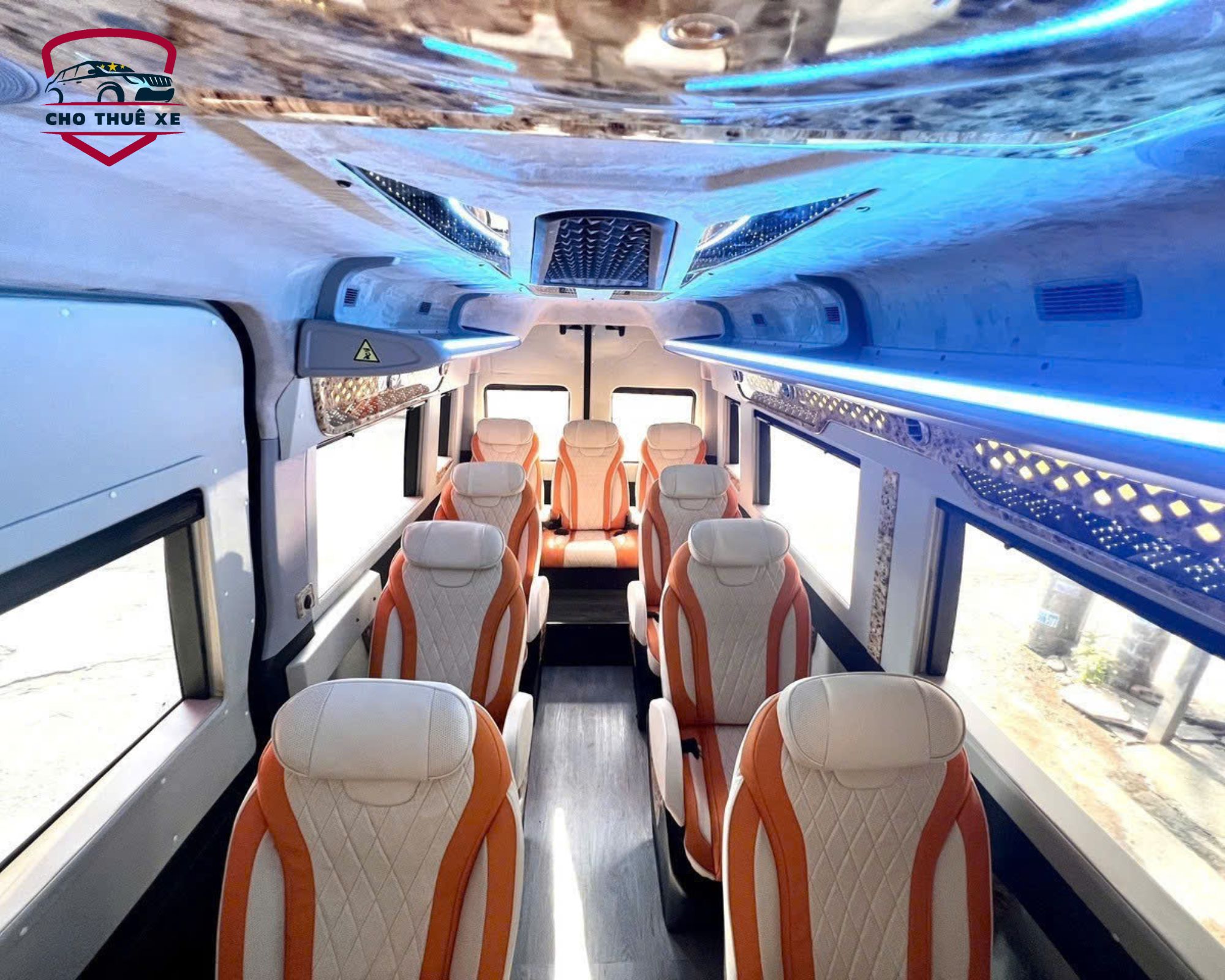 Không gian rộng rãi cho cả gia đình hoặc nhóm bạn trên chiếc limousine cao cấp này