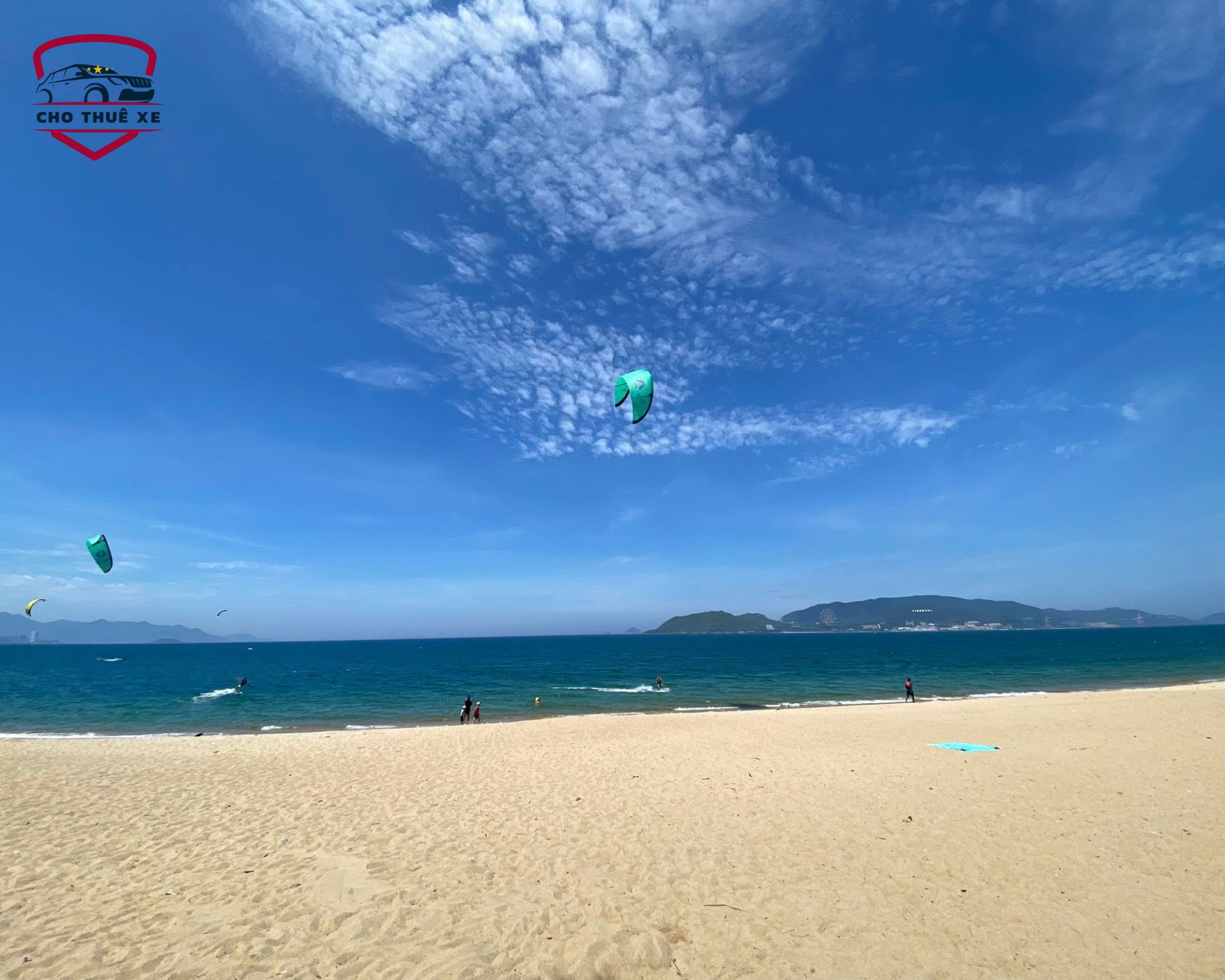 Khung cảnh biển Nha Trang xanh mát với những cánh diều lướt ván, điểm đến lý tưởng cho chuyến du lịch