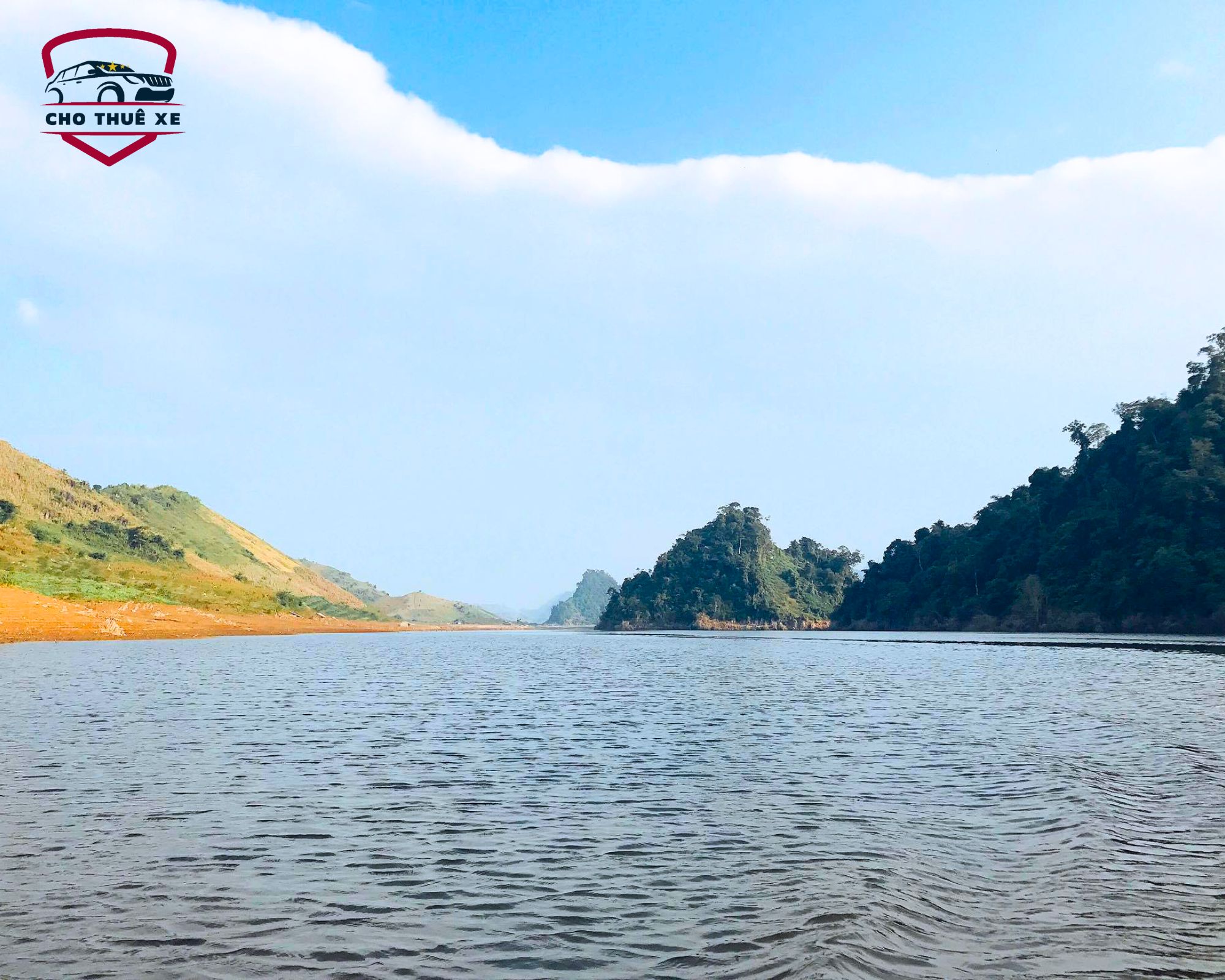 Khung cảnh bình yên của hồ nước và núi đồi, mang đến cảm giác thư thái tuyệt vời tại Bản Tả Phìn