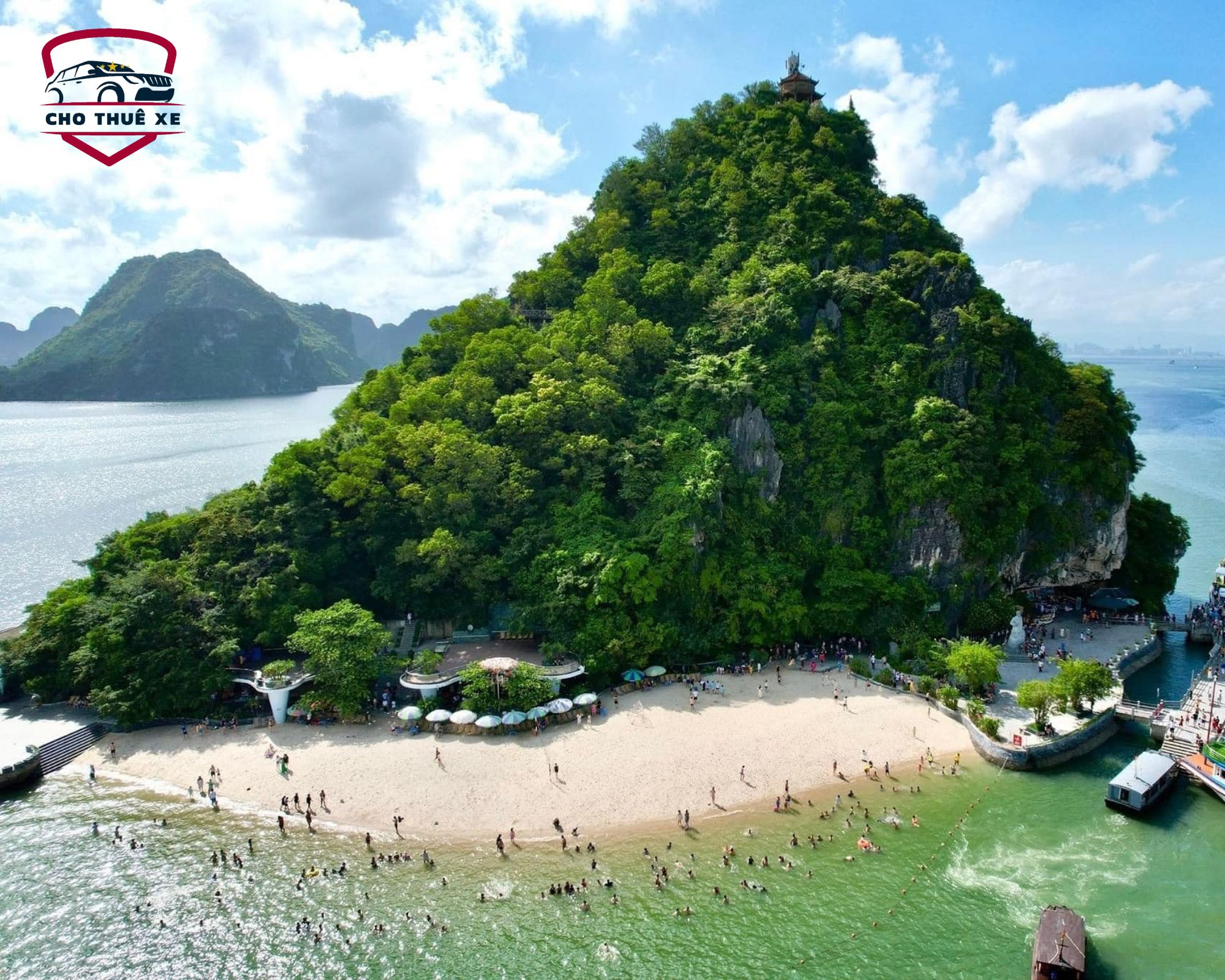 Khung cảnh tuyệt đẹp của Đảo Ti Tốp với nước biển trong xanh, bãi cát trắng mịn và những ngọn núi hùng vĩ bao quanh