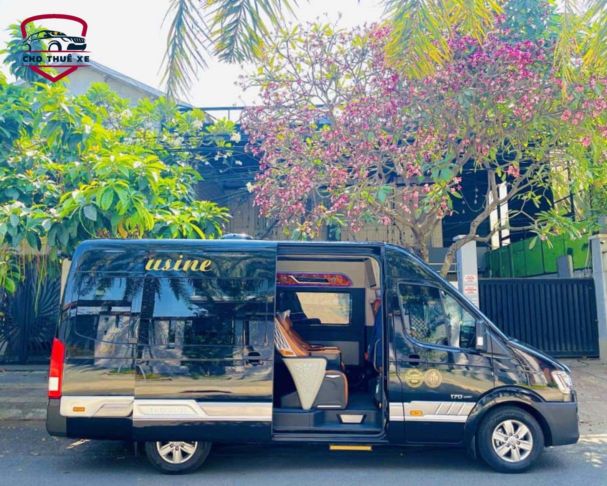 Limousine 12 chỗ - lựa chọn hàng đầu cho những hành trình đáng nhớ