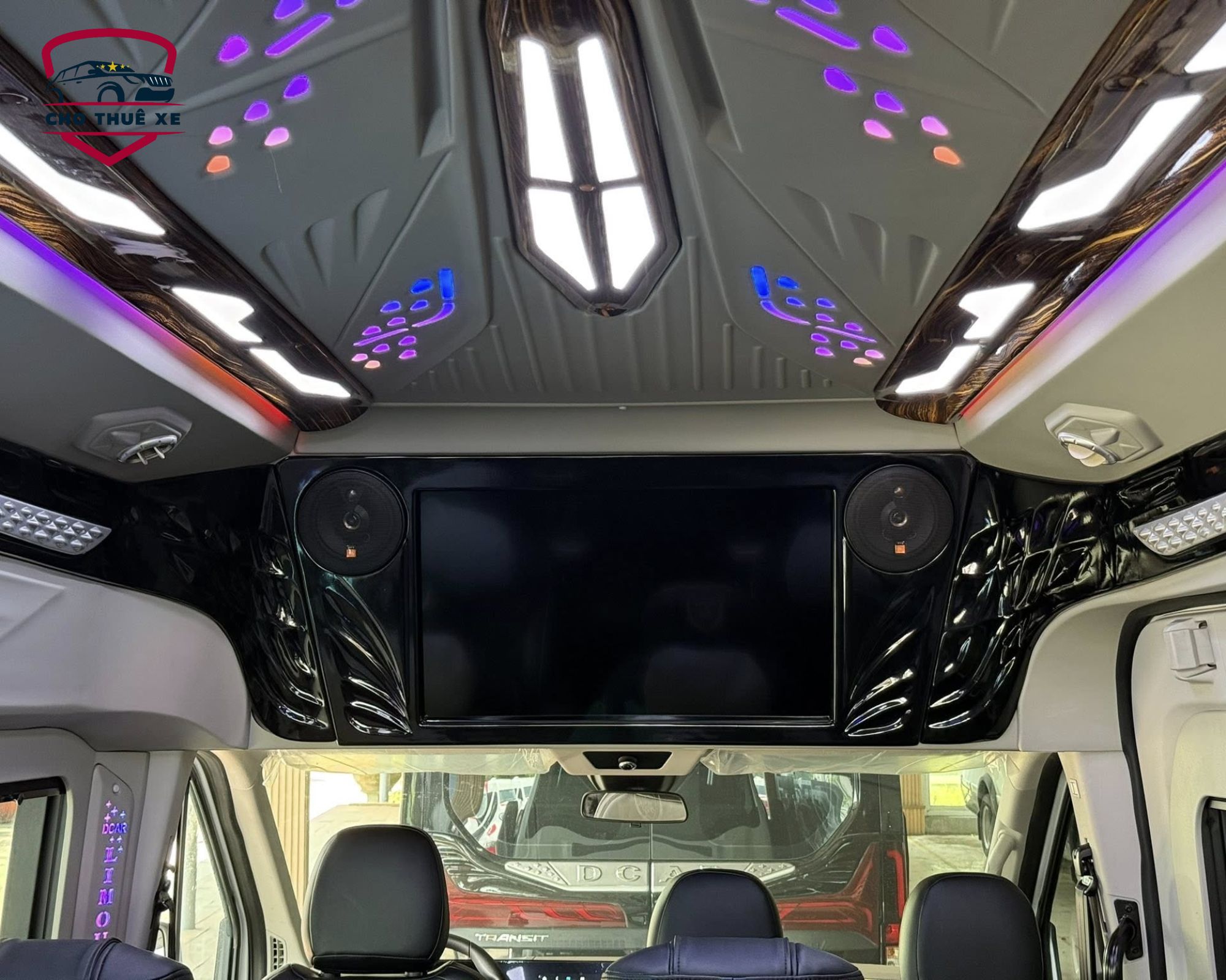 Màn hình lớn, âm thanh sống động - biến mọi hành trình thành một buổi xem phim tại gia với limousine 9 chỗ