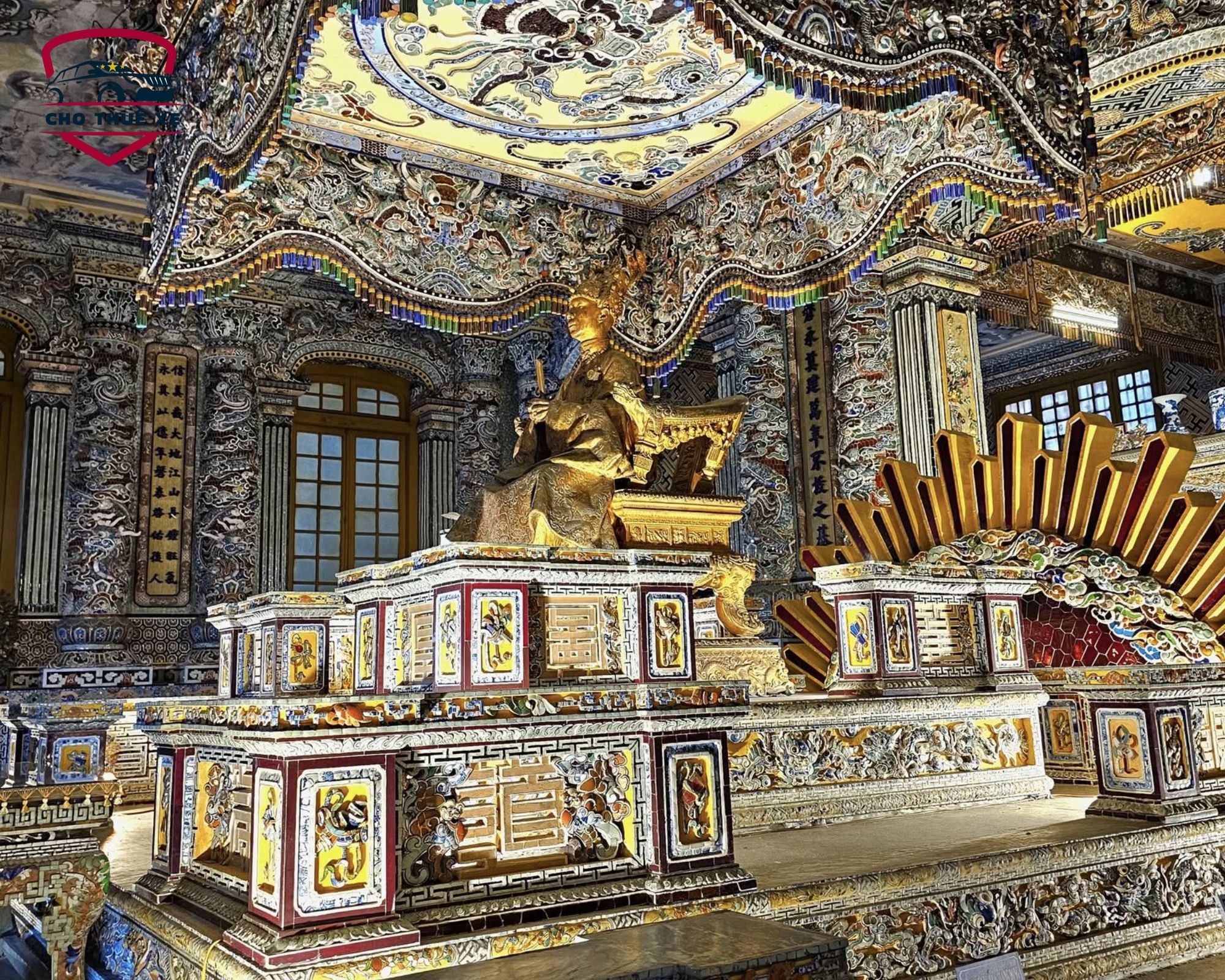 Ngắm nhìn sự tinh xảo trong từng chi tiết trang trí của lăng Khải Định, một minh chứng cho sự sáng tạo của người xưa
