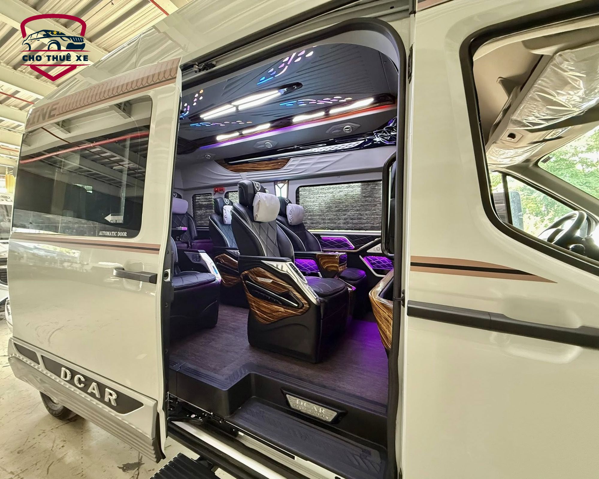 Nội thất hiện đại, ghế ngồi êm ái với tựa đầu thoải mái trên chiếc limousine 12 chỗ