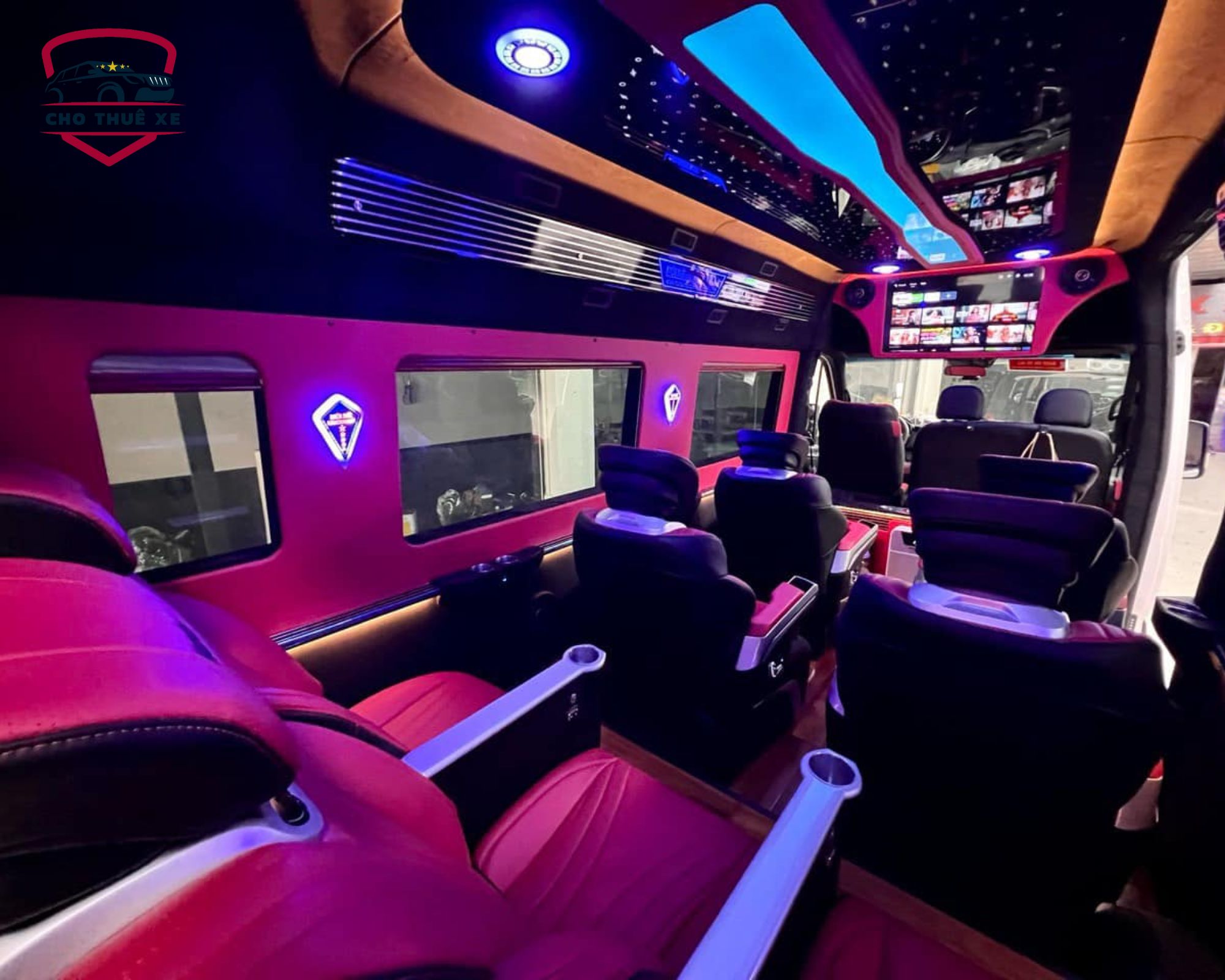 Nội thất limousine 12 chỗ - sang trọng, hiện đại và đầy đủ tiện nghi giải trí