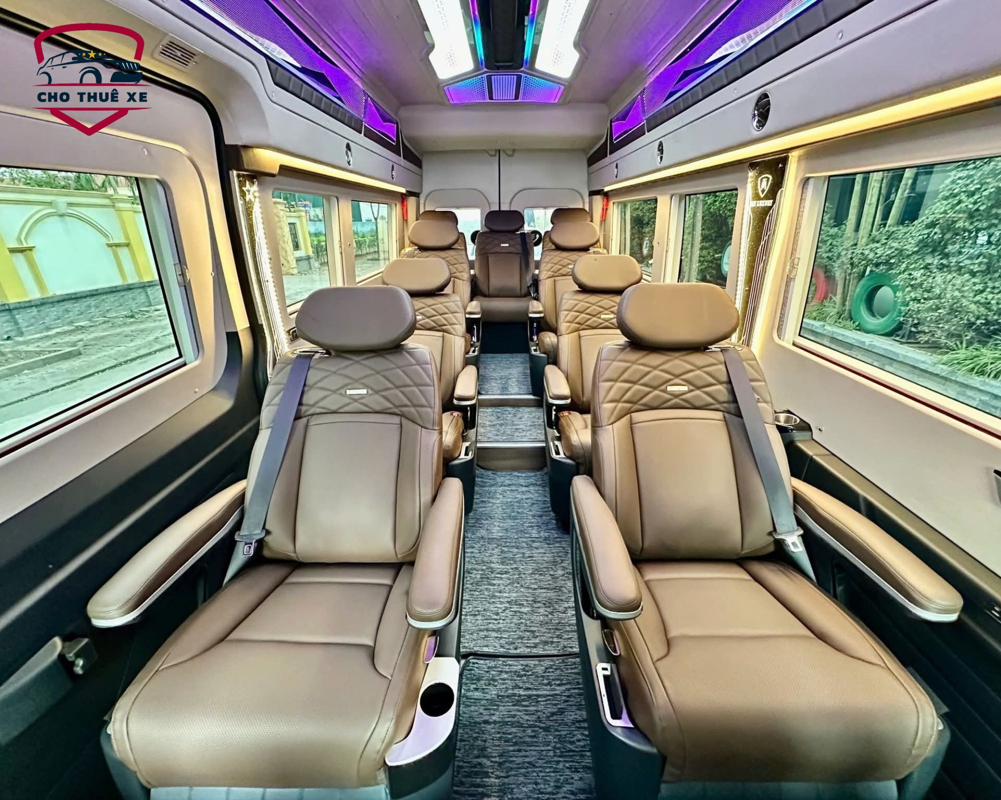 Nội thất sang trọng của xe limousine 9 chỗ cho thuê từ Hà Nội đi Hạ Long, với ghế da màu nâu cao cấp và không gian rộng rãi