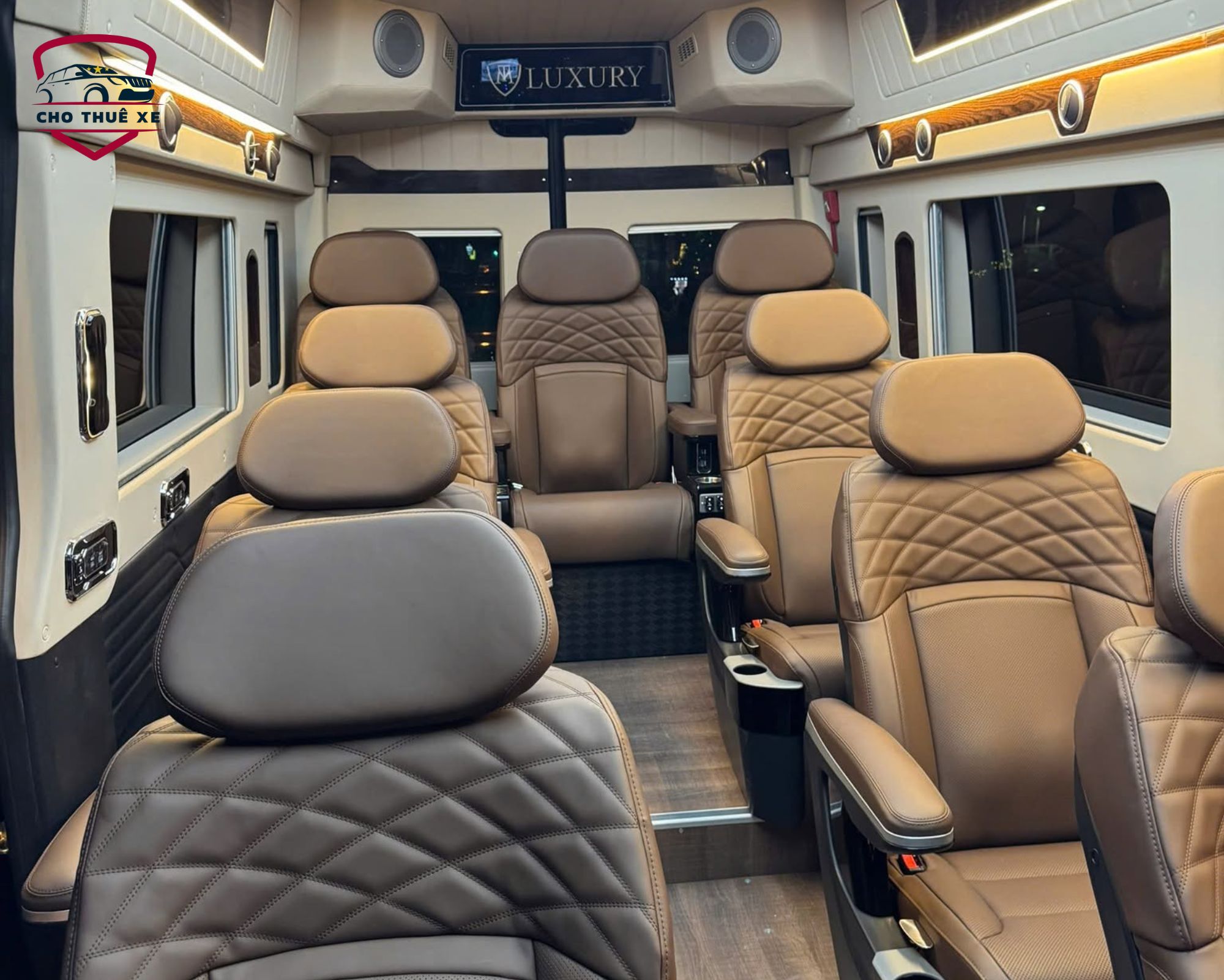 Nội thất xe limousine 12 chỗ Hà Nội Sapa với ghế da nâu và sàn gỗ cao cấp