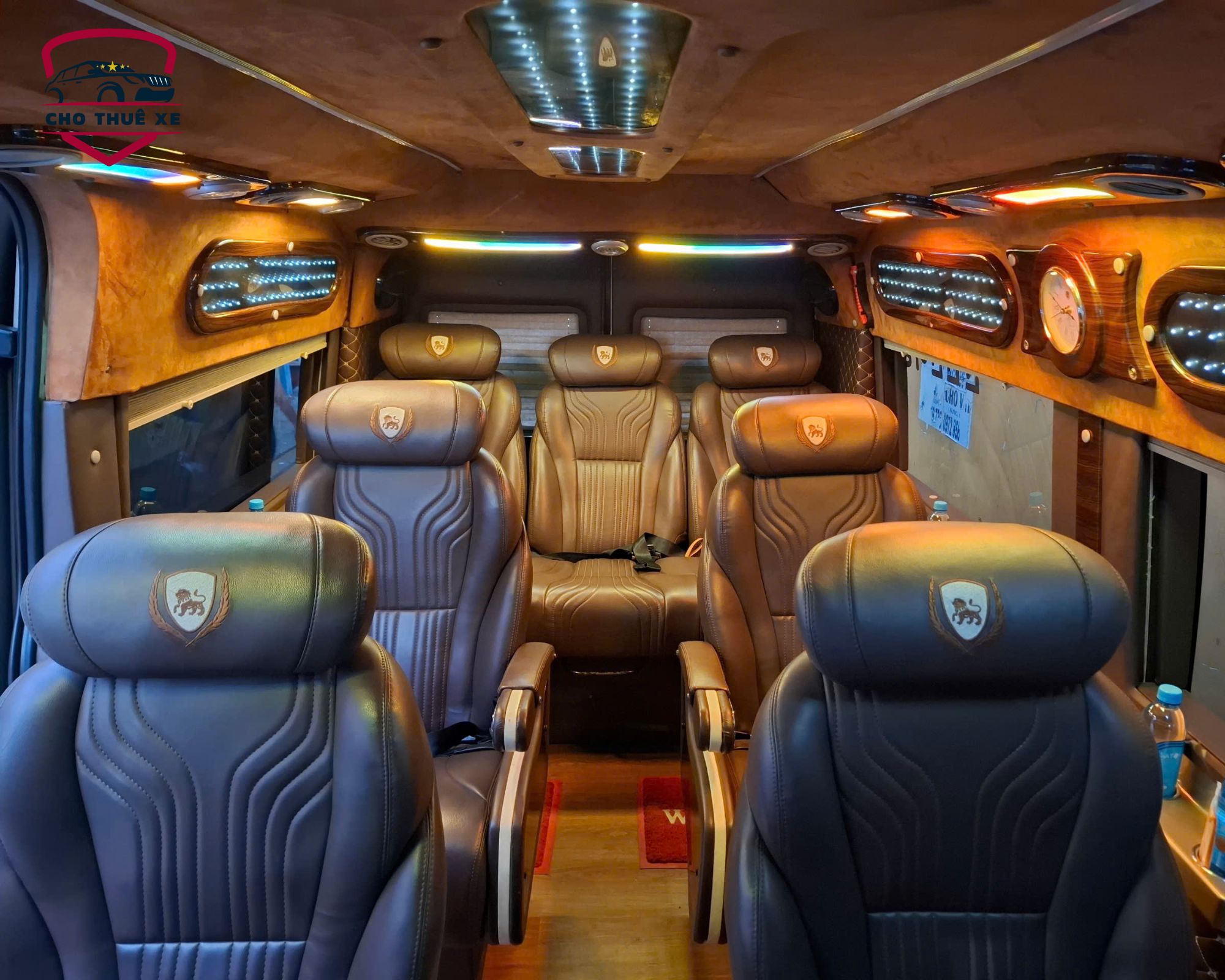Nội thất xe limousine 9 chỗ được nâng cấp với hệ thống đèn LED đa dạng, tạo không gian hiện đại và ấm cúng cho mọi hành trình