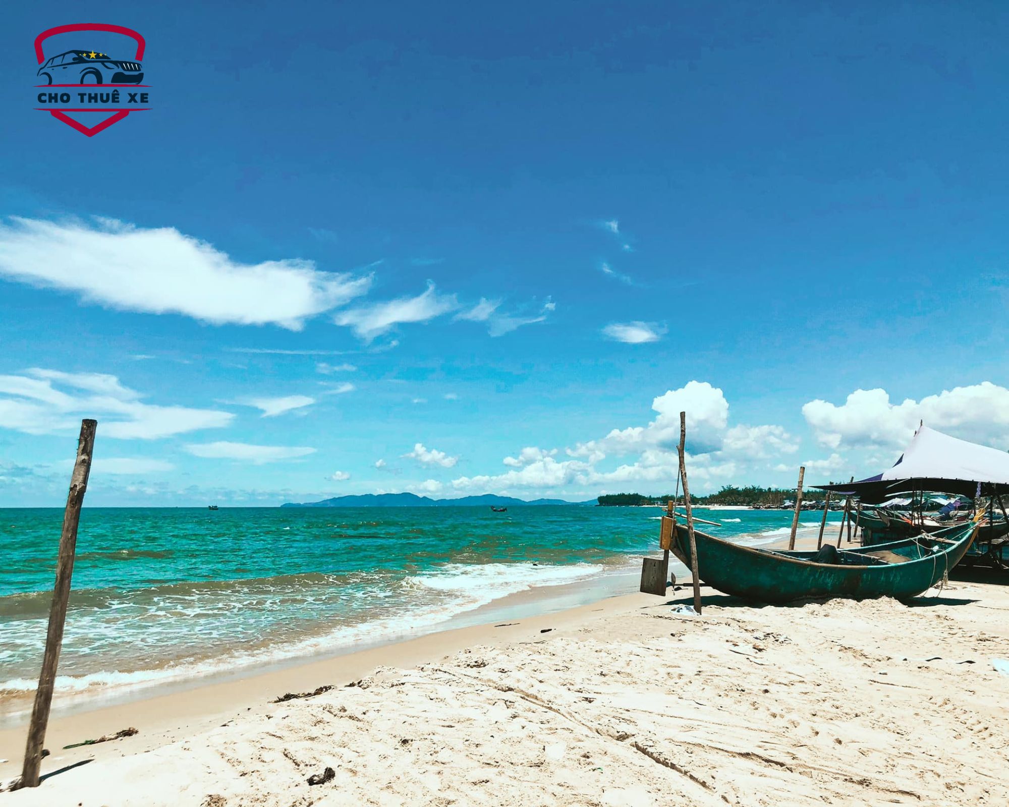 Tận hưởng những giây phút bình yên trên bãi cát trắng mịn của Hồ Tràm, lắng nghe tiếng sóng vỗ rì rào