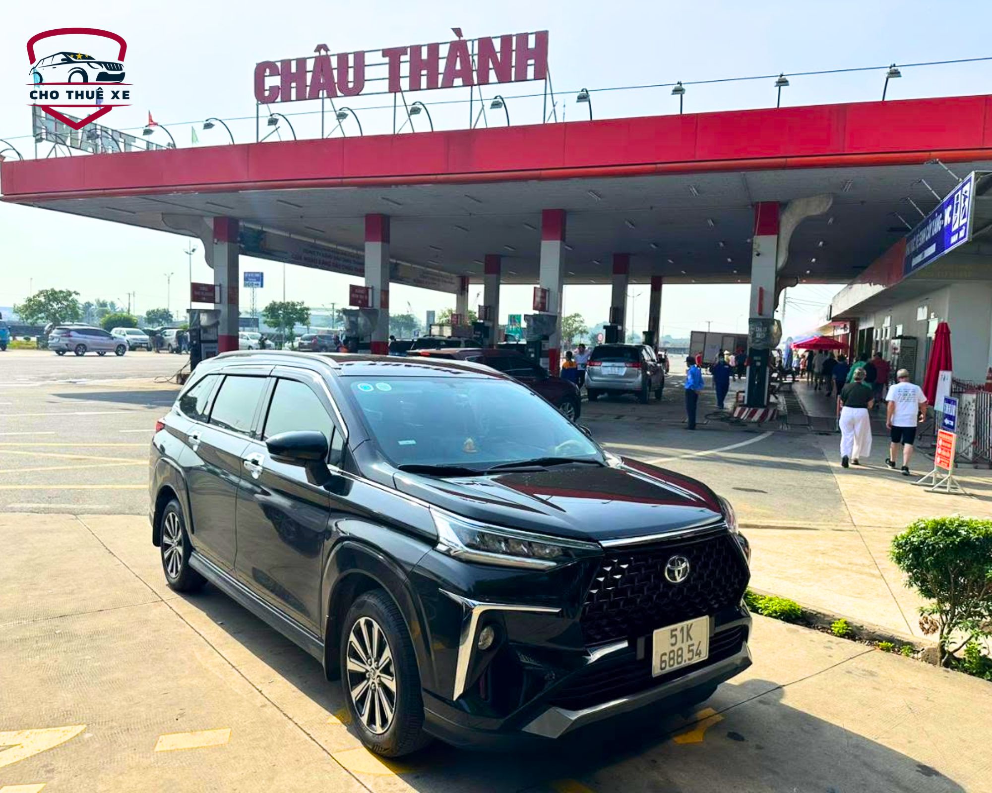 Thuê xe 7 chỗ tham quan Đà Lạt xe đen sang trọng dừng chân trên cao tốc, sẵn sàng chuyến đi Đà Lạt