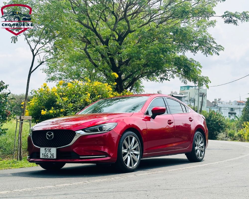 Xe 4 chỗ màu đỏ sang trọng