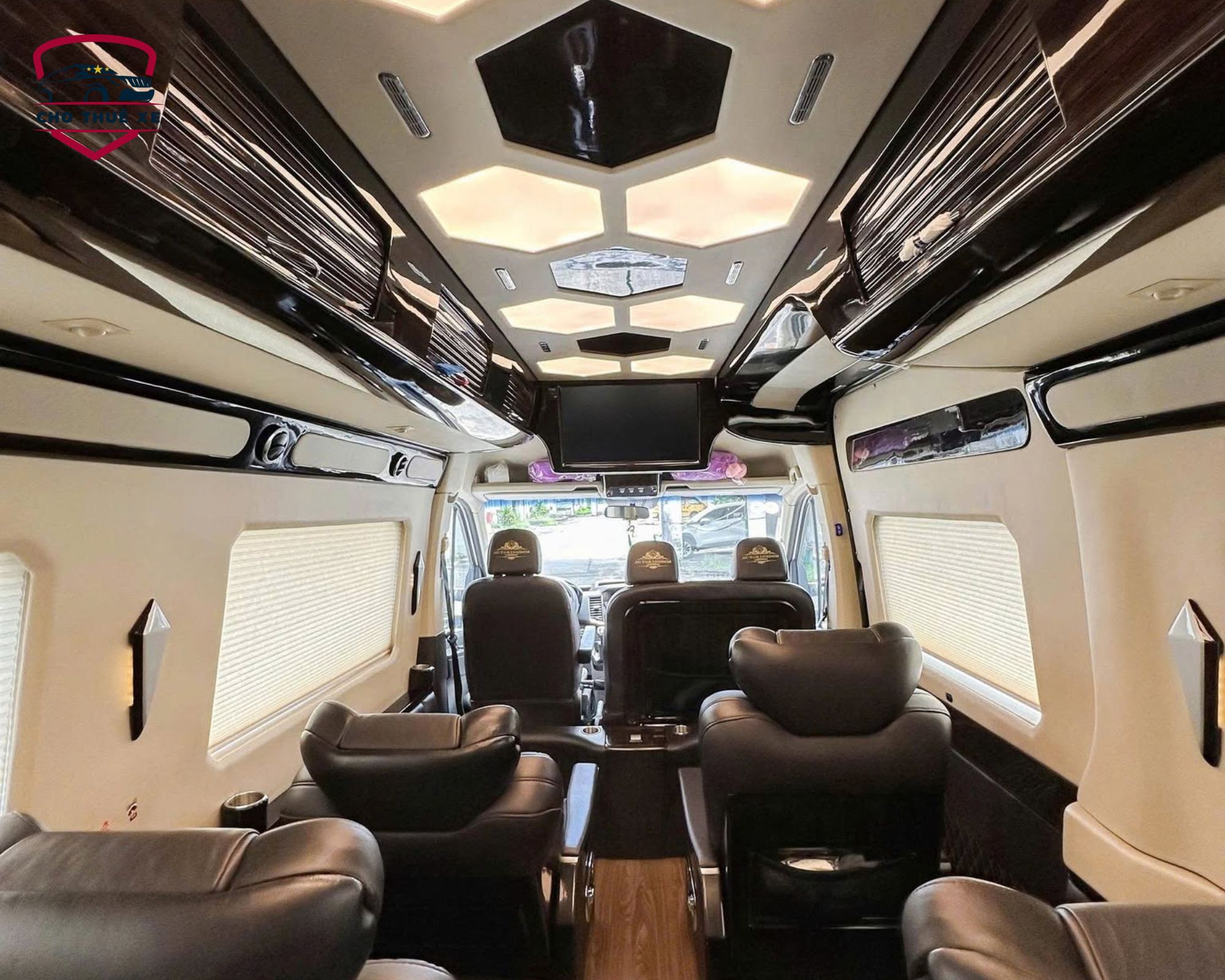 Trải nghiệm giải trí trên xe limousine 12 chỗ dịch vụ Hà Nội đi Sapa