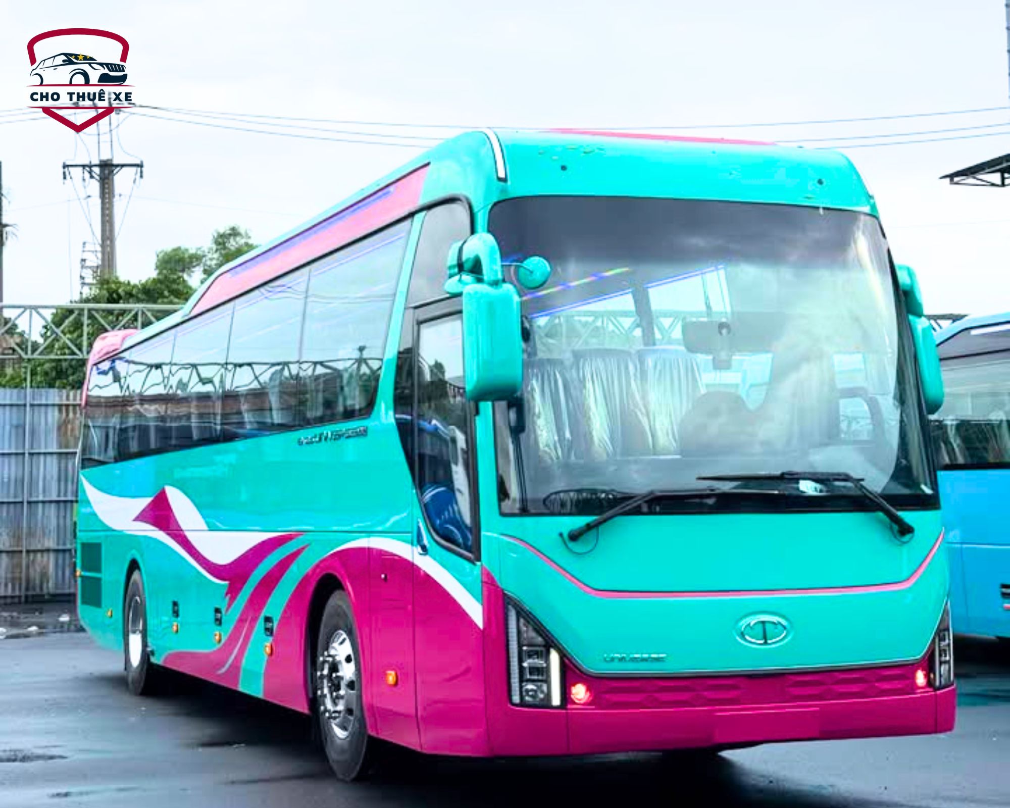 Xe 45 chỗ chất lượng cao đi Đà Lạt dòng xe khách lớn phong cách trẻ trung với họa tiết sóng cách điệu đầy ấn tượng
